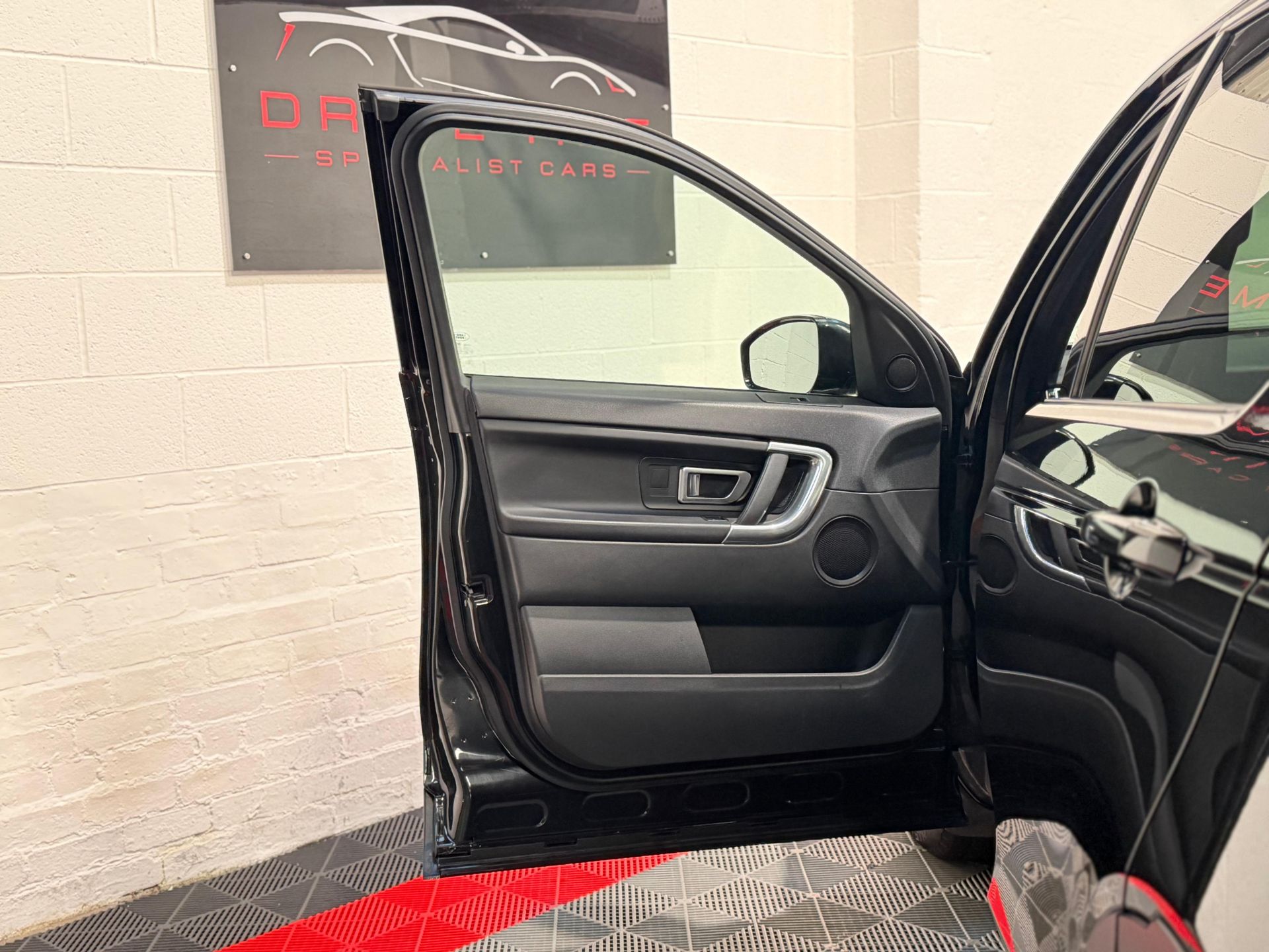 2016 LAND ROVER DISCOVERY SPORT 2.0 TD4 SE TECH AUTO 4WD – 7 SEATER >>--NO VAT ON HAMMER--<< - Image 26 of 31