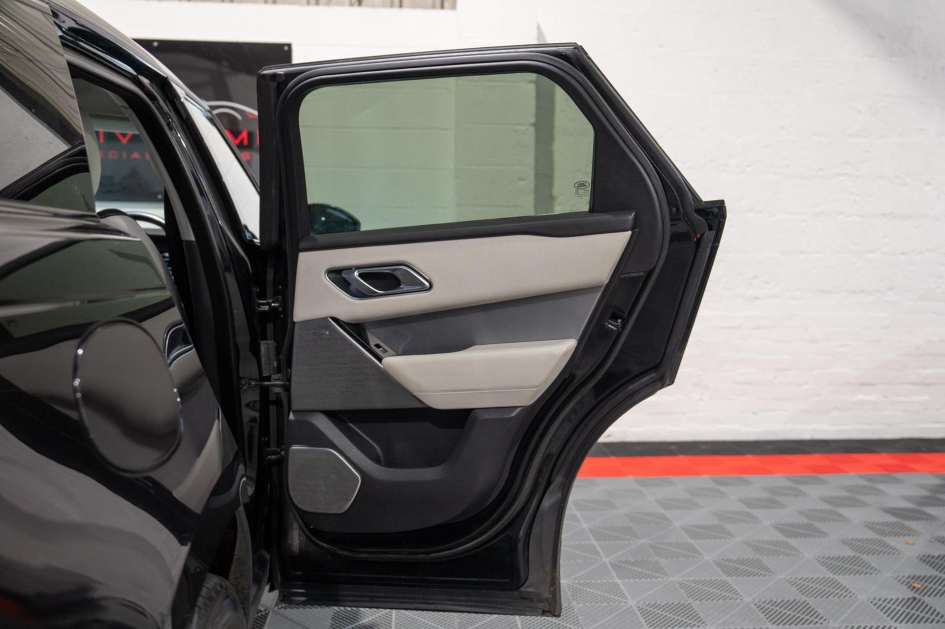 2018 LAND ROVER RANGE ROVER VELAR 2.0 D180 R-DYNAMIC SE AUTO 4WD >>--NO VAT ON HAMMER--<< - Image 18 of 19