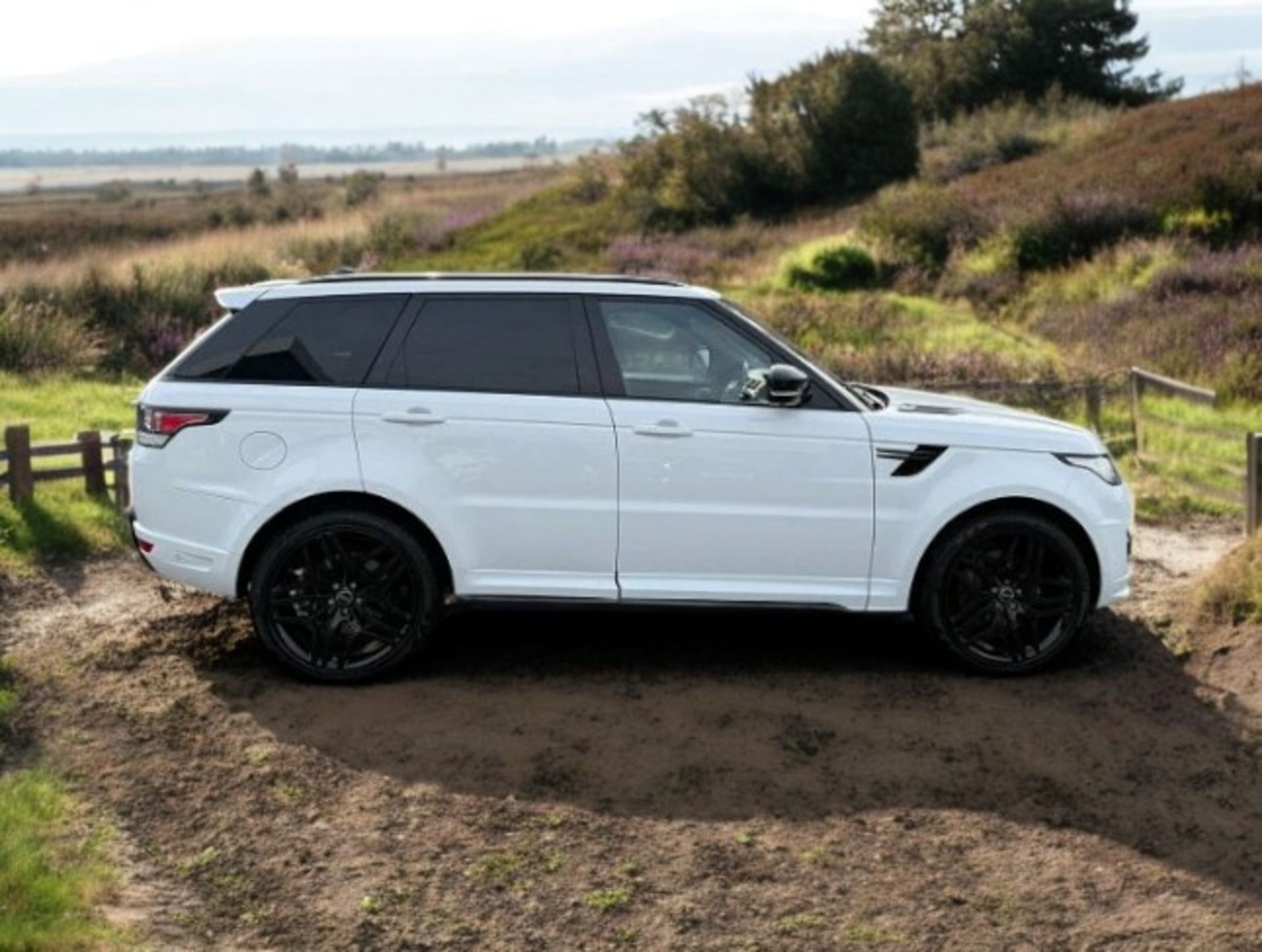 2017 LAND ROVER RANGE ROVER SPORT HSE SDV6 AUTO – WHITE – 98K MILES >>--NO VAT ON HAMMER--<< - Image 2 of 42