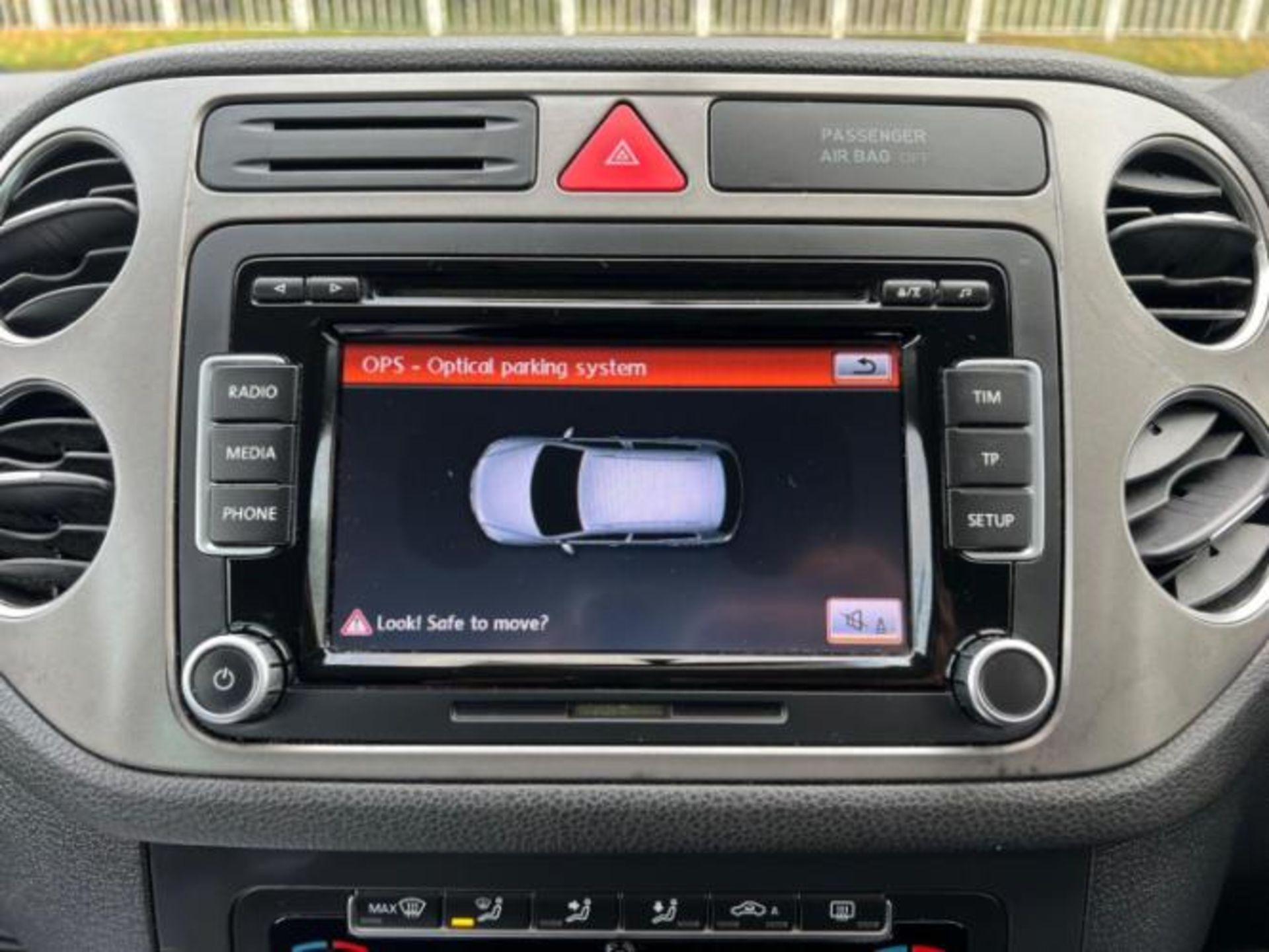 2011 VOLKSWAGEN TIGUAN 2.0 TDI BLUEMOTION TECH MATCH 2WD (S/S) 5DR >>--NO VAT ON HAMMER--<< - Image 25 of 33