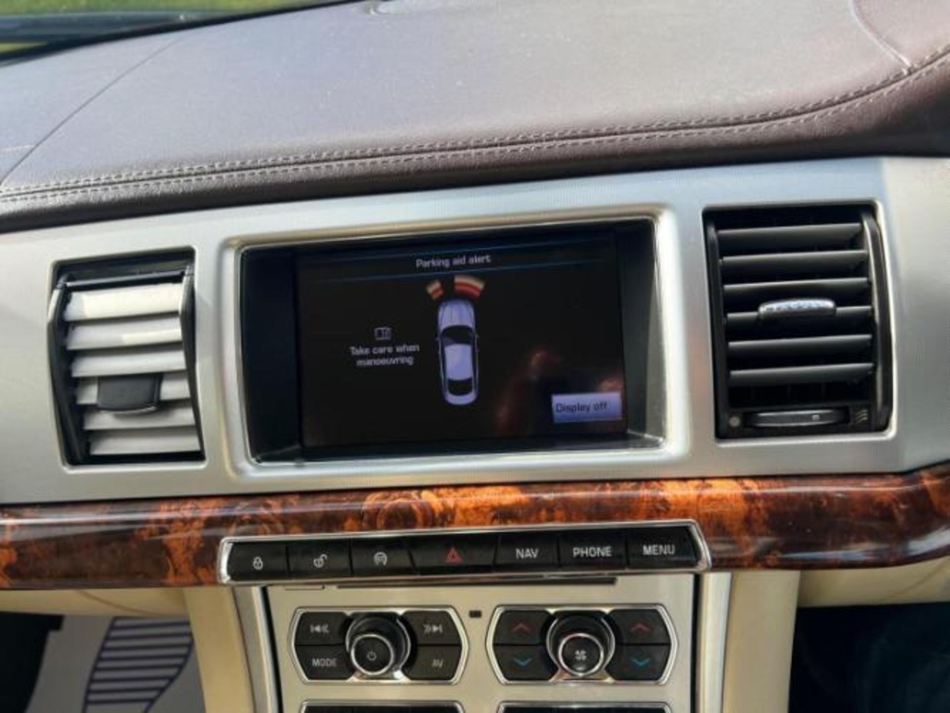 2012 JAGUAR XF 2.2D PREMIUM LUXURY AUTO (S/S) 4DR >>--NO VAT ON HAMMER--<< - Image 14 of 41