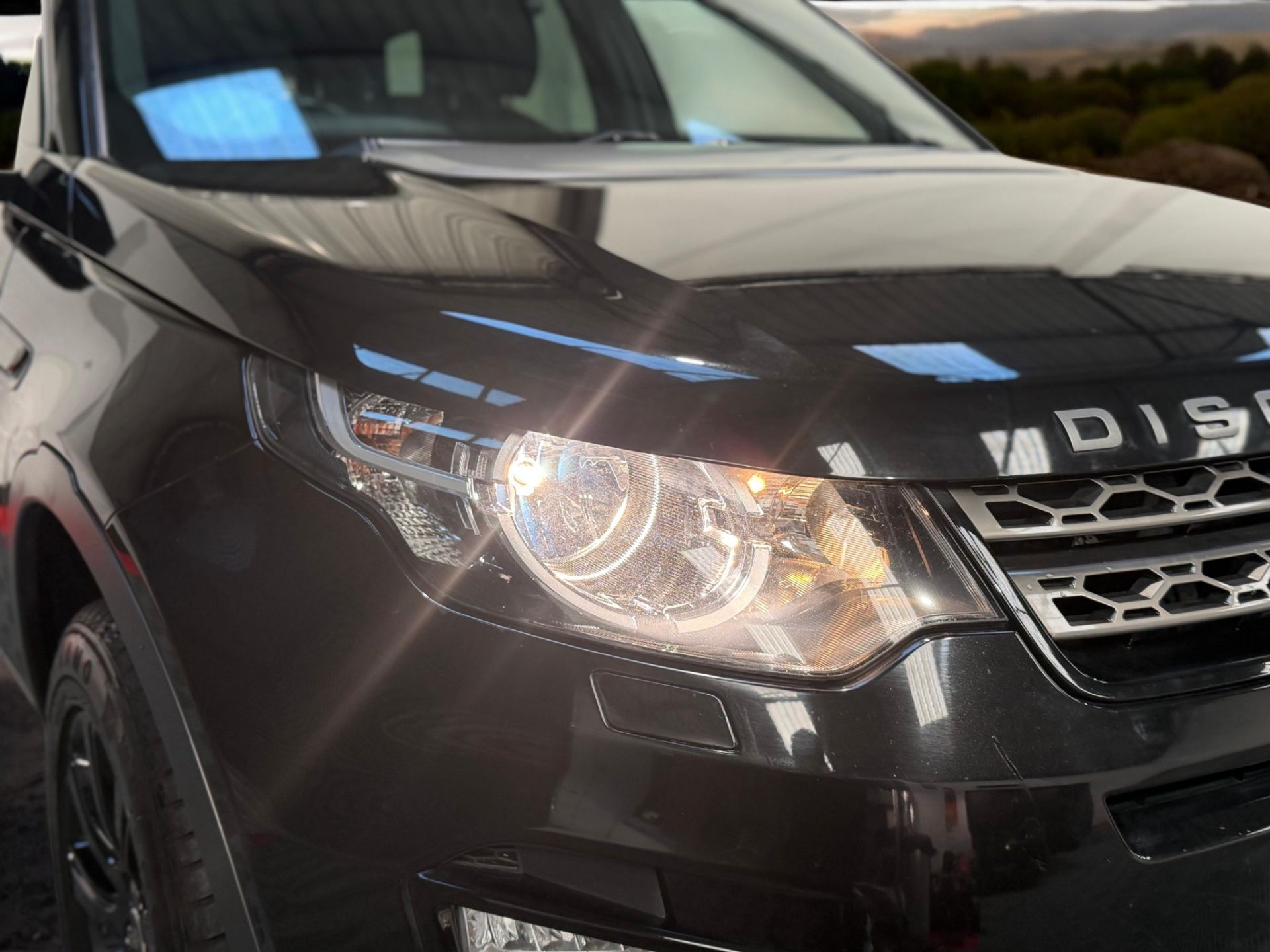 2016 LAND ROVER DISCOVERY SPORT 2.0 TD4 SE TECH AUTO 4WD – 7 SEATER >>--NO VAT ON HAMMER--<< - Image 2 of 31