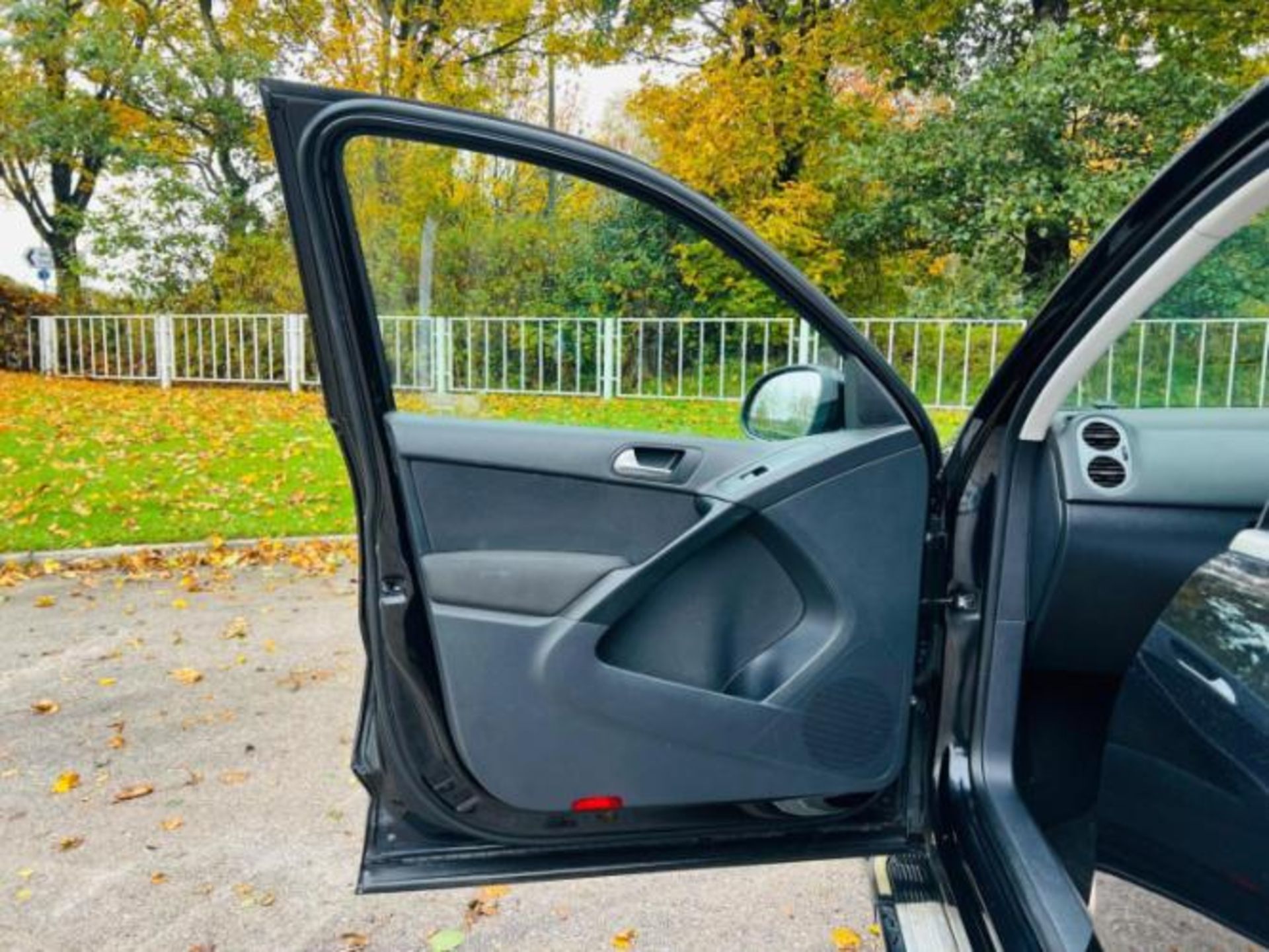 2011 VOLKSWAGEN TIGUAN 2.0 TDI BLUEMOTION TECH MATCH 2WD (S/S) 5DR >>--NO VAT ON HAMMER--<< - Image 21 of 33