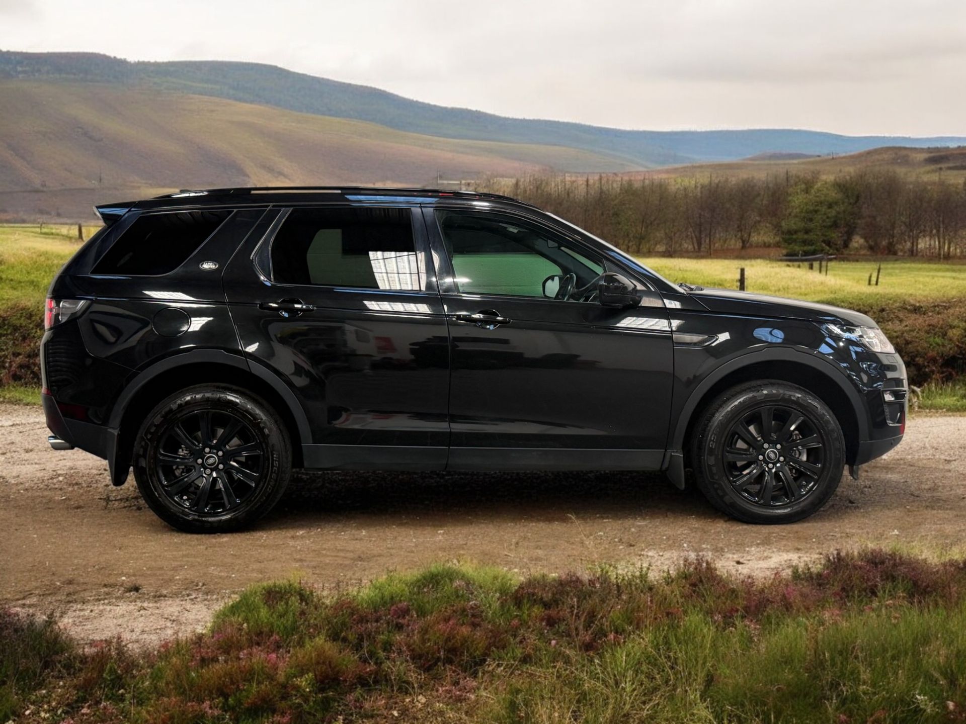 2016 LAND ROVER DISCOVERY SPORT 2.0 TD4 SE TECH AUTO 4WD – 7 SEATER >>--NO VAT ON HAMMER--<< - Image 7 of 31