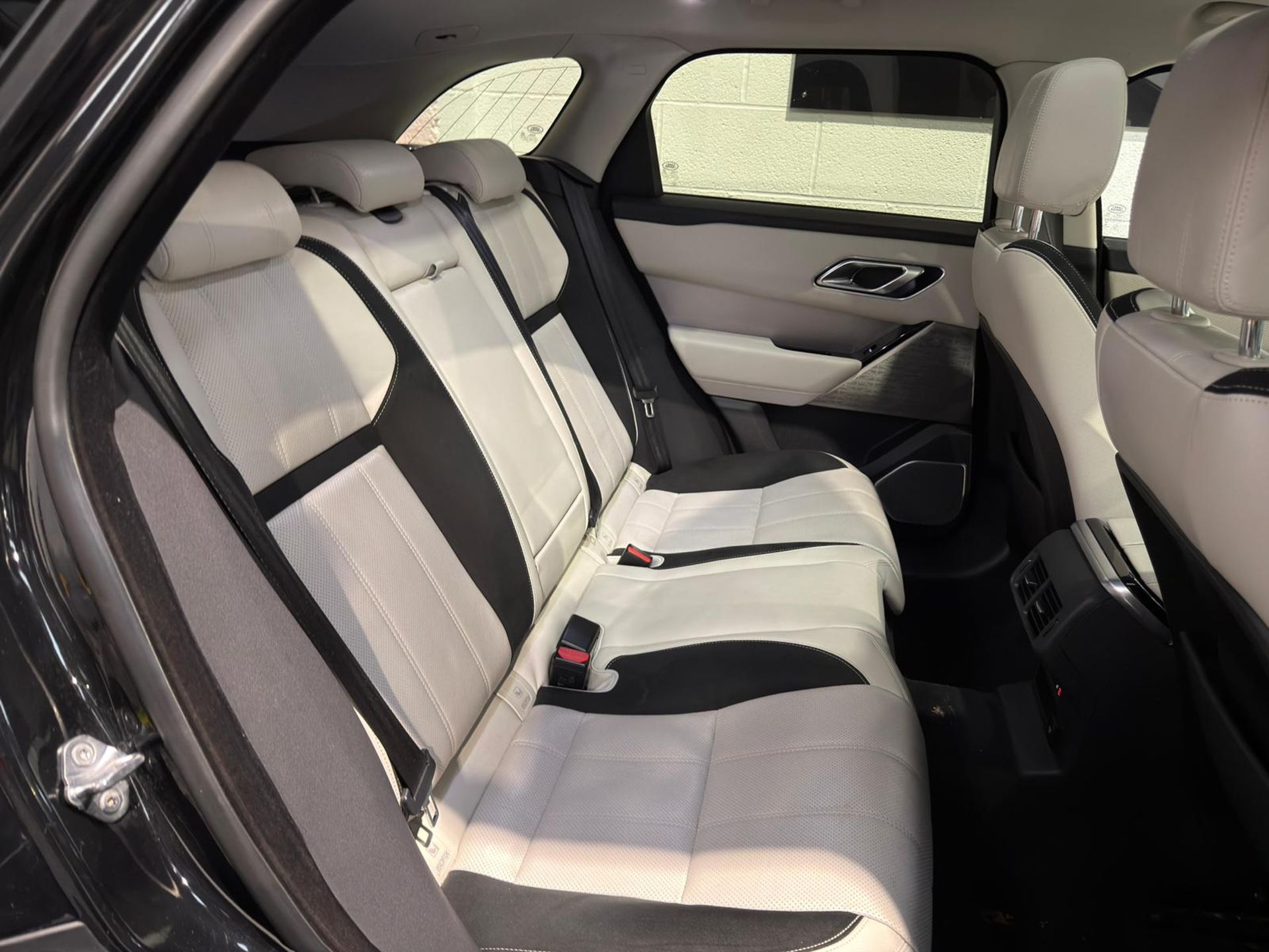 2018 LAND ROVER RANGE ROVER VELAR 2.0 D180 R-DYNAMIC SE AUTO 4WD >>--NO VAT ON HAMMER--<< - Image 10 of 19