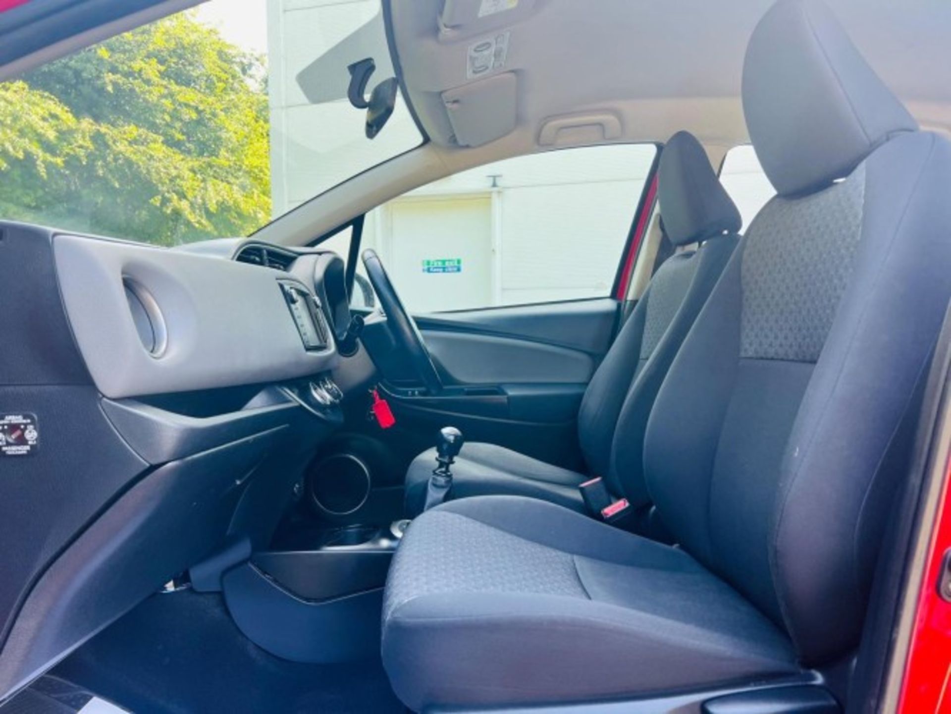 **(ONLY 100K MILEAGE)** 2015 TOYOTA YARIS 1.4 D-4D ICON – 5DR HATCHBACK>>--NO VAT ON HAMMER--<< - Image 27 of 38