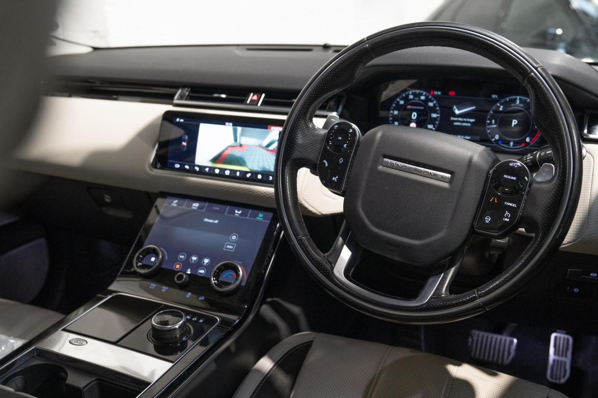 2018 LAND ROVER RANGE ROVER VELAR 2.0 D180 R-DYNAMIC SE AUTO 4WD >>--NO VAT ON HAMMER--<< - Image 17 of 19