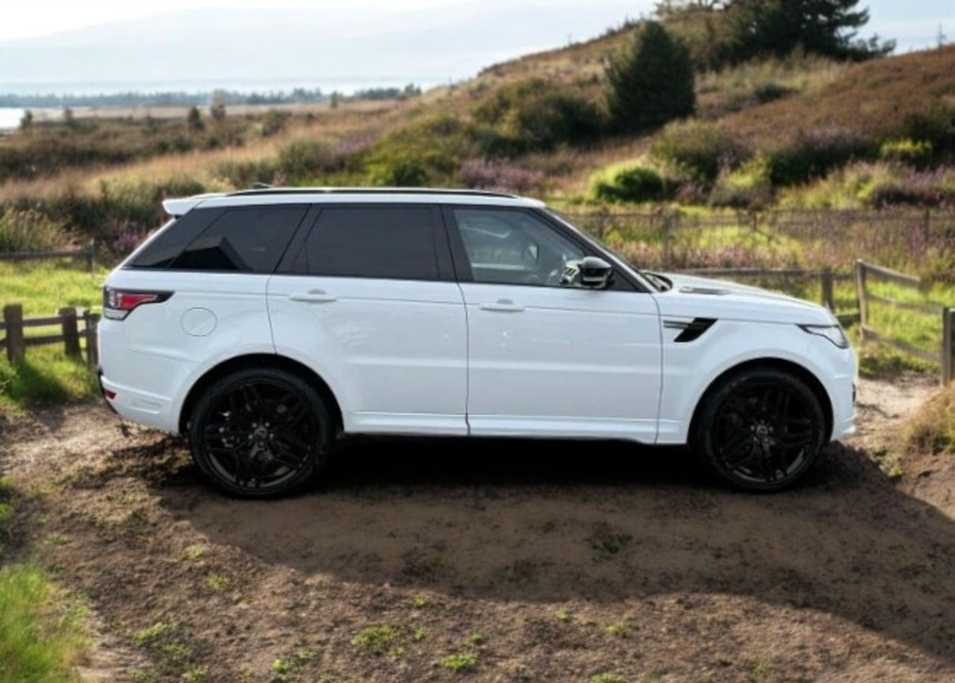 2017 LAND ROVER RANGE ROVER SPORT HSE SDV6 AUTO – WHITE – 98K MILES >>--NO VAT ON HAMMER--<< - Image 4 of 42