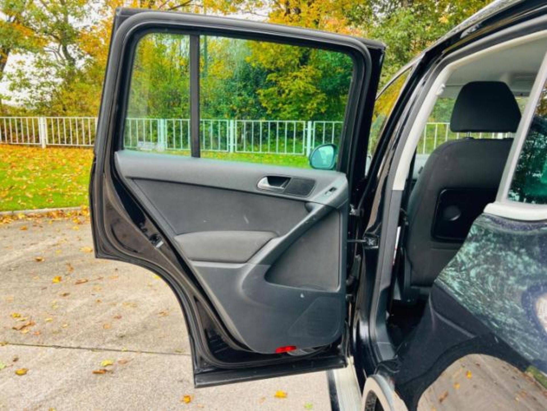 2011 VOLKSWAGEN TIGUAN 2.0 TDI BLUEMOTION TECH MATCH 2WD (S/S) 5DR >>--NO VAT ON HAMMER--<< - Image 24 of 33