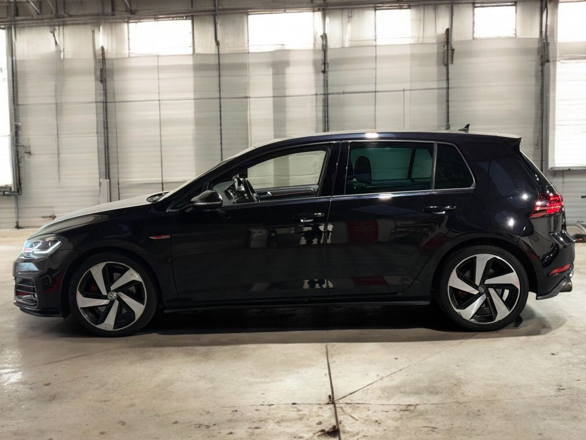 2017 VOLKSWAGEN GOLF GTI 2.0 TSI DSG – 88K MILES – HIGH SPEC >>--NO VAT ON HAMMER--<< - Image 4 of 24