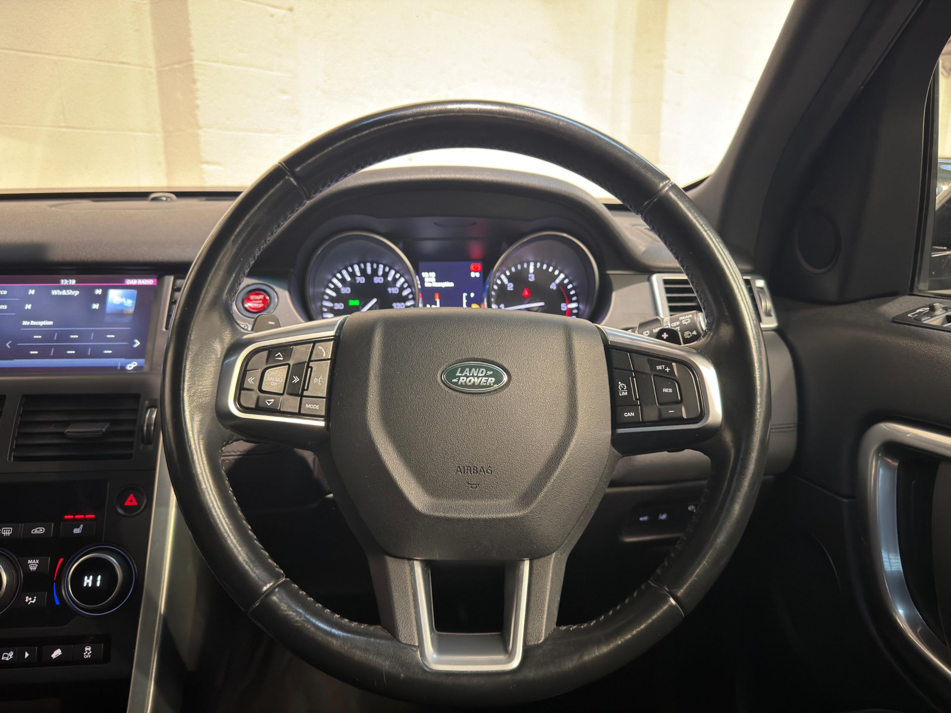 2016 LAND ROVER DISCOVERY SPORT 2.0 TD4 SE TECH AUTO 4WD – 7 SEATER >>--NO VAT ON HAMMER--<< - Image 27 of 31