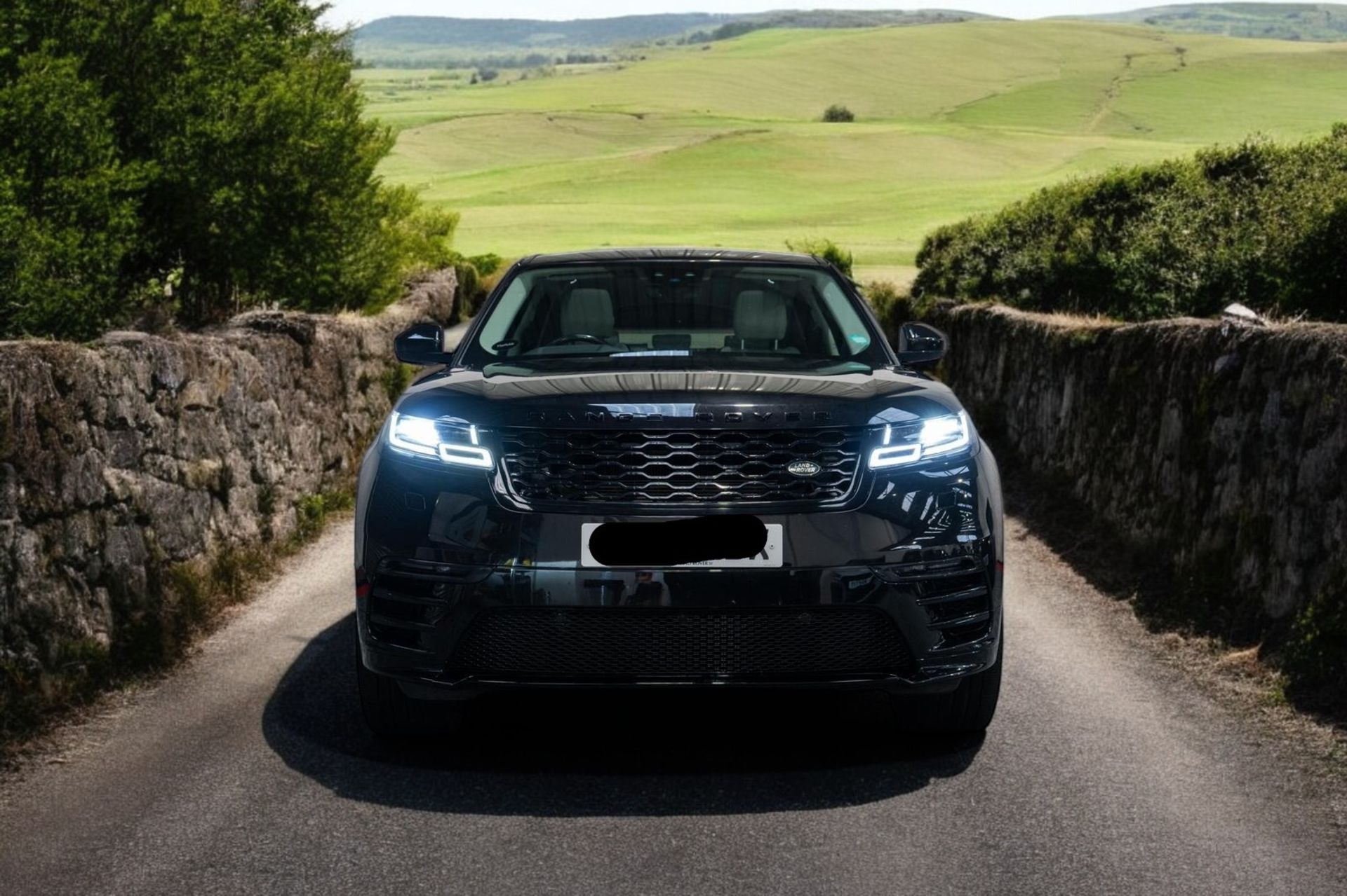 2018 LAND ROVER RANGE ROVER VELAR 2.0 D180 R-DYNAMIC SE AUTO 4WD >>--NO VAT ON HAMMER--<< - Image 8 of 19