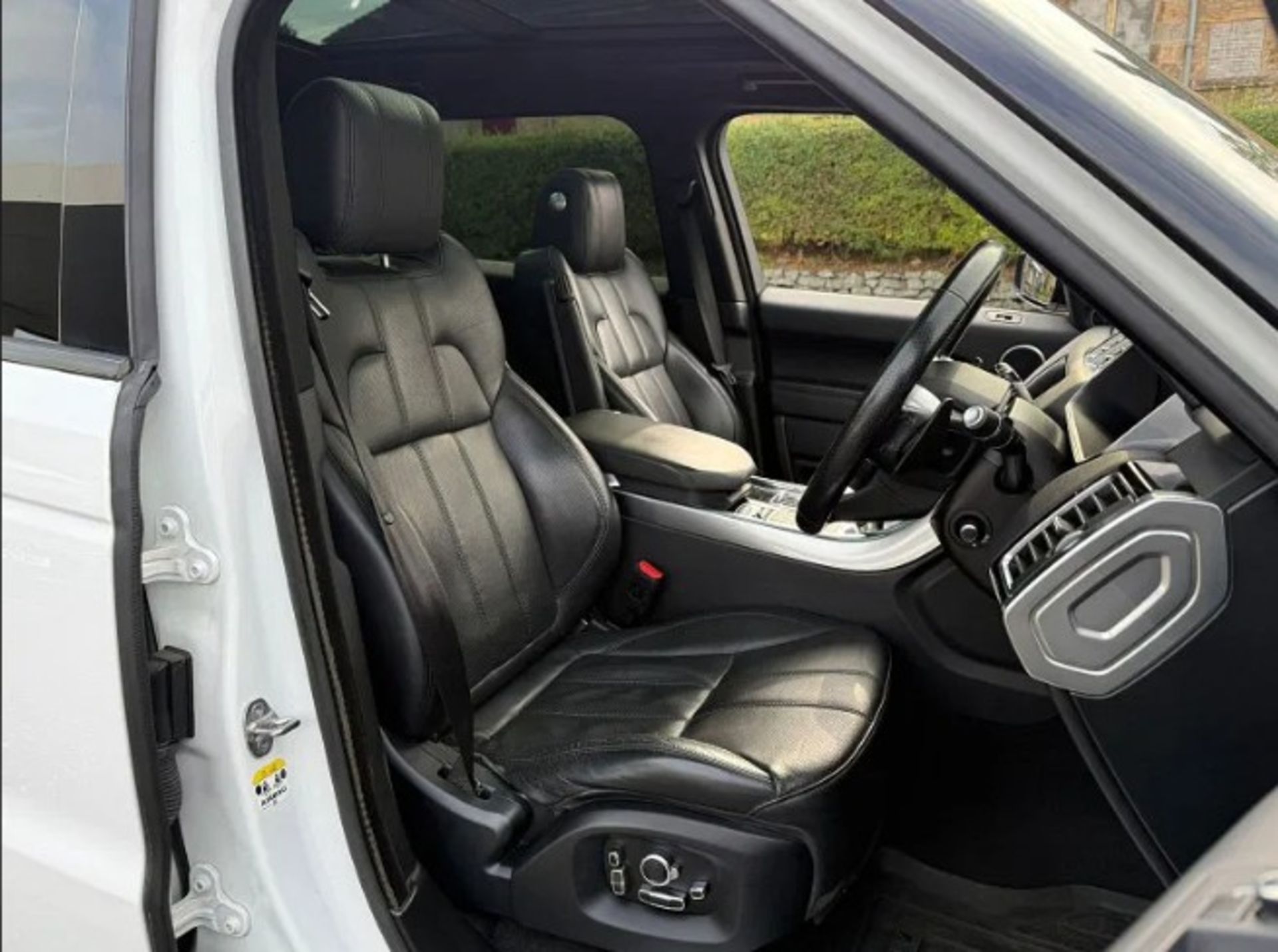 2017 LAND ROVER RANGE ROVER SPORT HSE SDV6 AUTO – WHITE – 98K MILES >>--NO VAT ON HAMMER--<< - Image 17 of 42