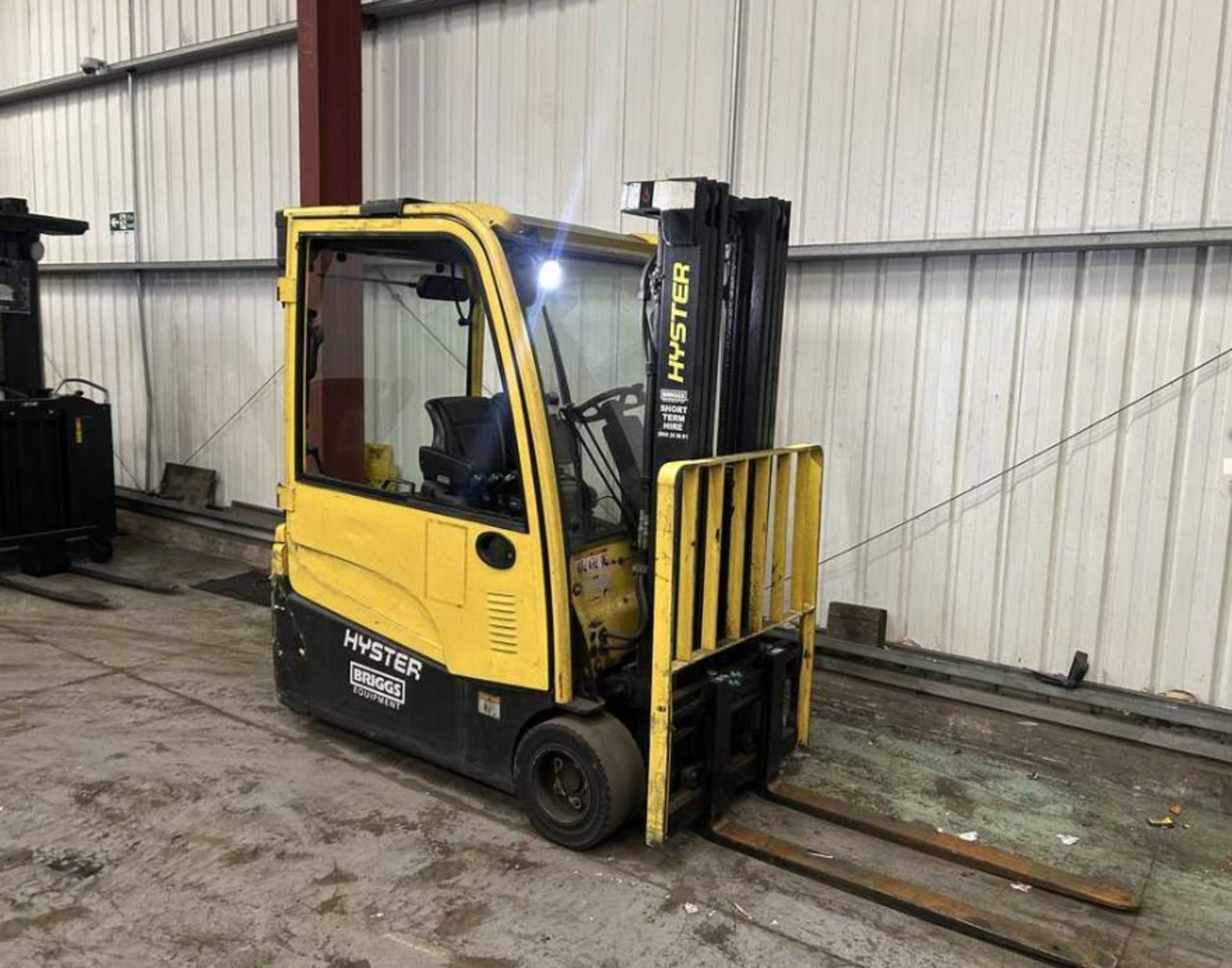 **(INCLUDES CHARGER)**2018 HYSTER J2.0XNT 3-WHEEL ELECTRIC FORKLIFT – 2,000KG CAPACITY, 4,000 HRS - Image 2 of 6