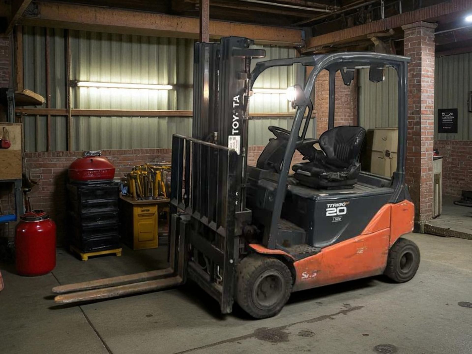 **(INCLUDES CHARGER)**2016 TOYOTA 8FBM20T ELECTRIC FORKLIFT – 2.0 TONNE – TRIPLEX MAST - Image 2 of 6