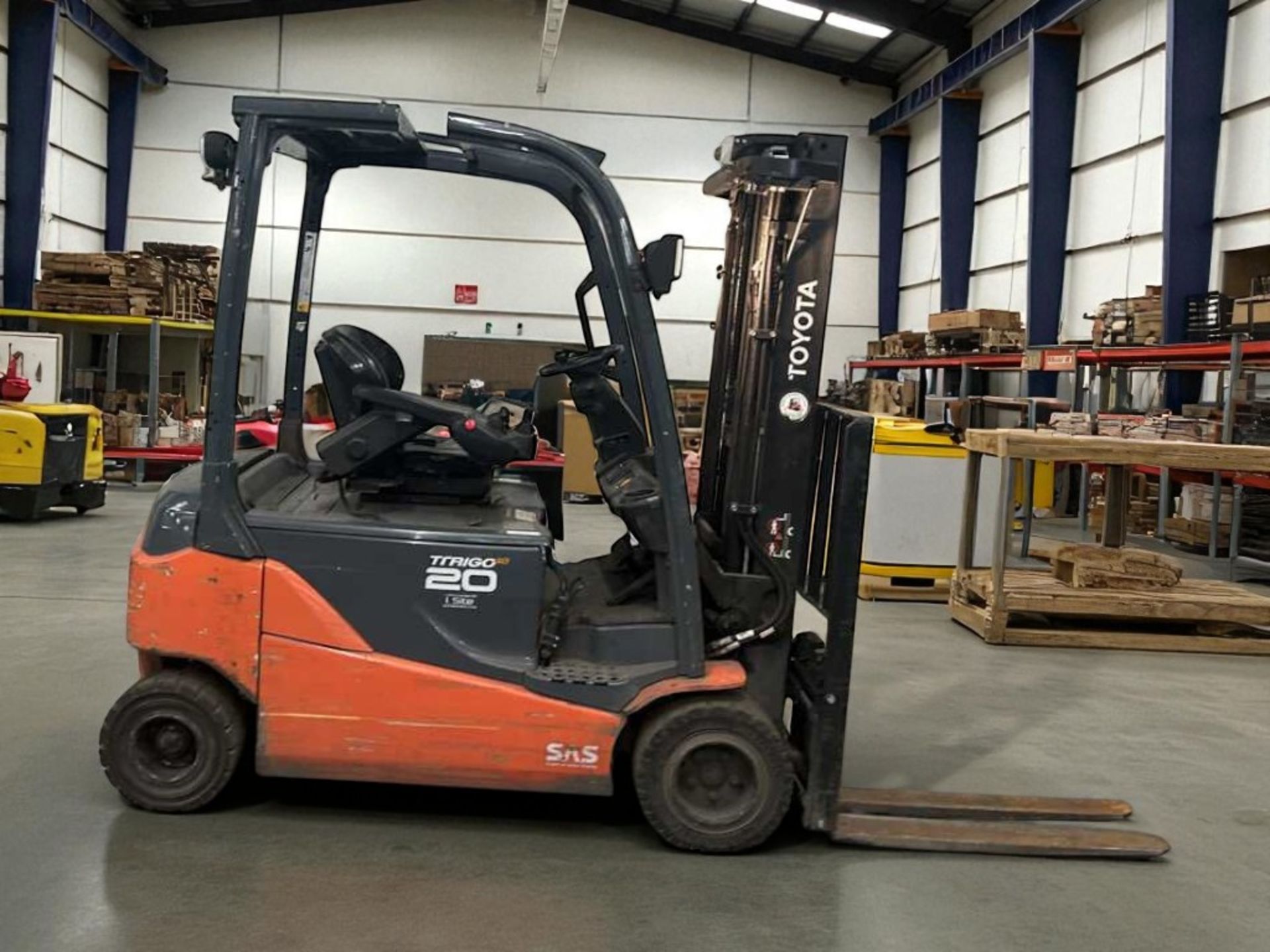 **(INCLUDES CHARGER)**2016 TOYOTA 8FBM20T ELECTRIC FORKLIFT – 2.0 TONNE – TRIPLEX MAST - Image 5 of 6