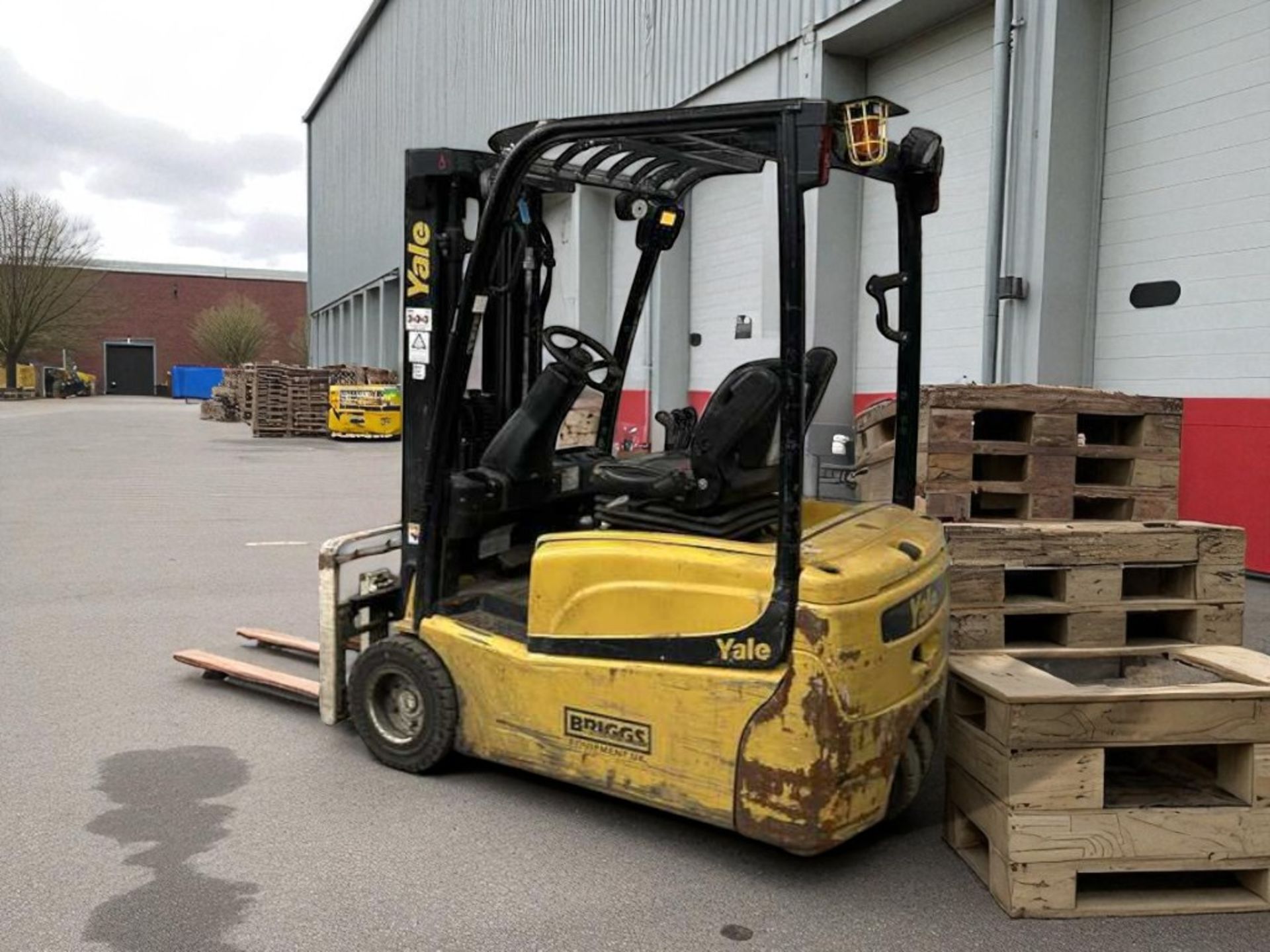 **(INCLUDES CHARGER)**2017 YALE ERP20VT ELECTRIC FORKLIFT – 2.0 TONNE – TRIPLEX MAST - Image 3 of 6