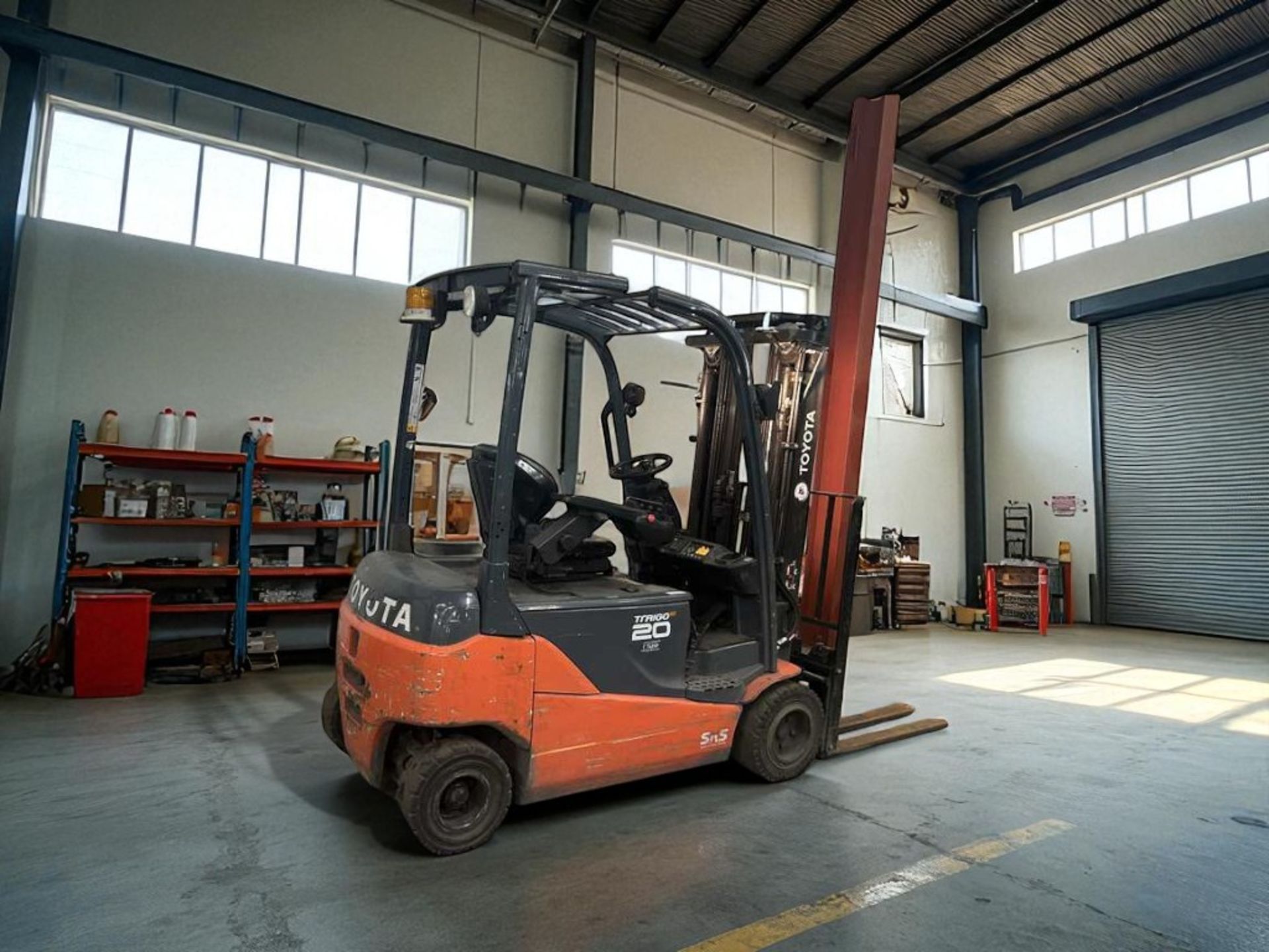 **(INCLUDES CHARGER)**2016 TOYOTA 8FBM20T ELECTRIC FORKLIFT – 2.0 TONNE – TRIPLEX MAST - Image 6 of 6