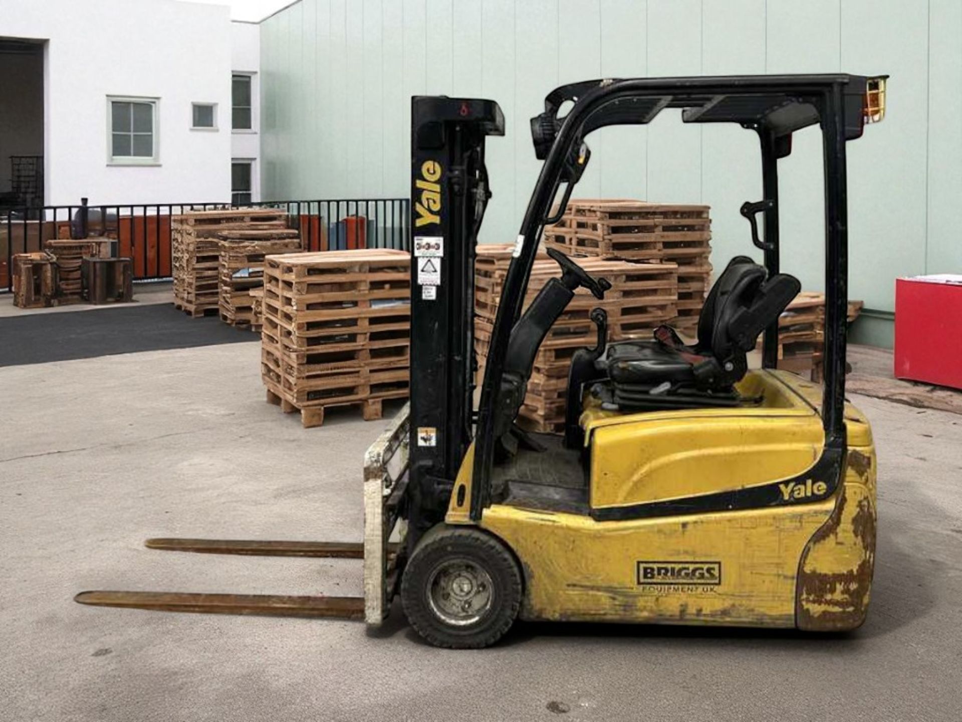 **(INCLUDES CHARGER)**2017 YALE ERP20VT ELECTRIC FORKLIFT – 2.0 TONNE – TRIPLEX MAST