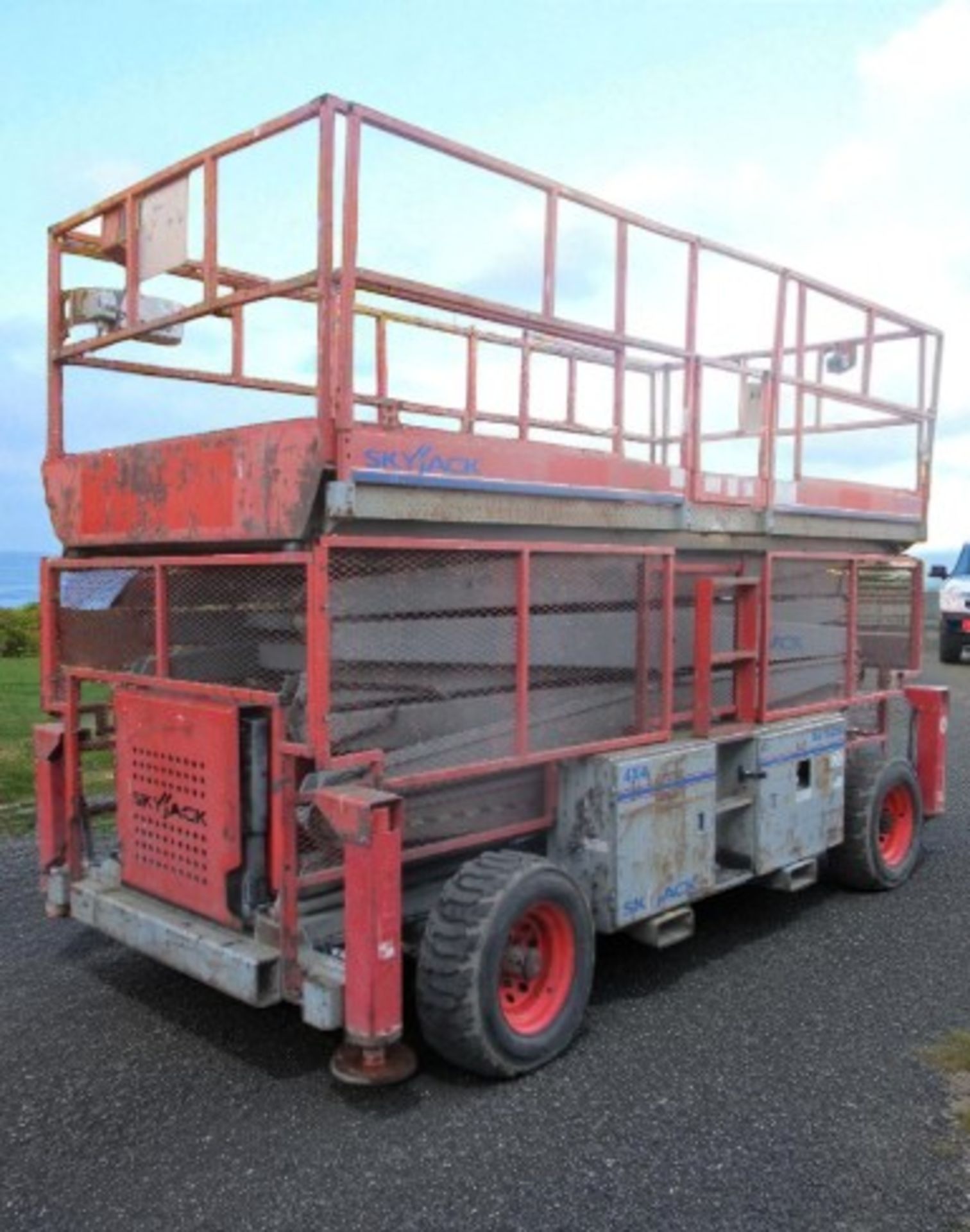 2007 SKYJACK SJ9250 SCISSOR LIFT - Image 11 of 13