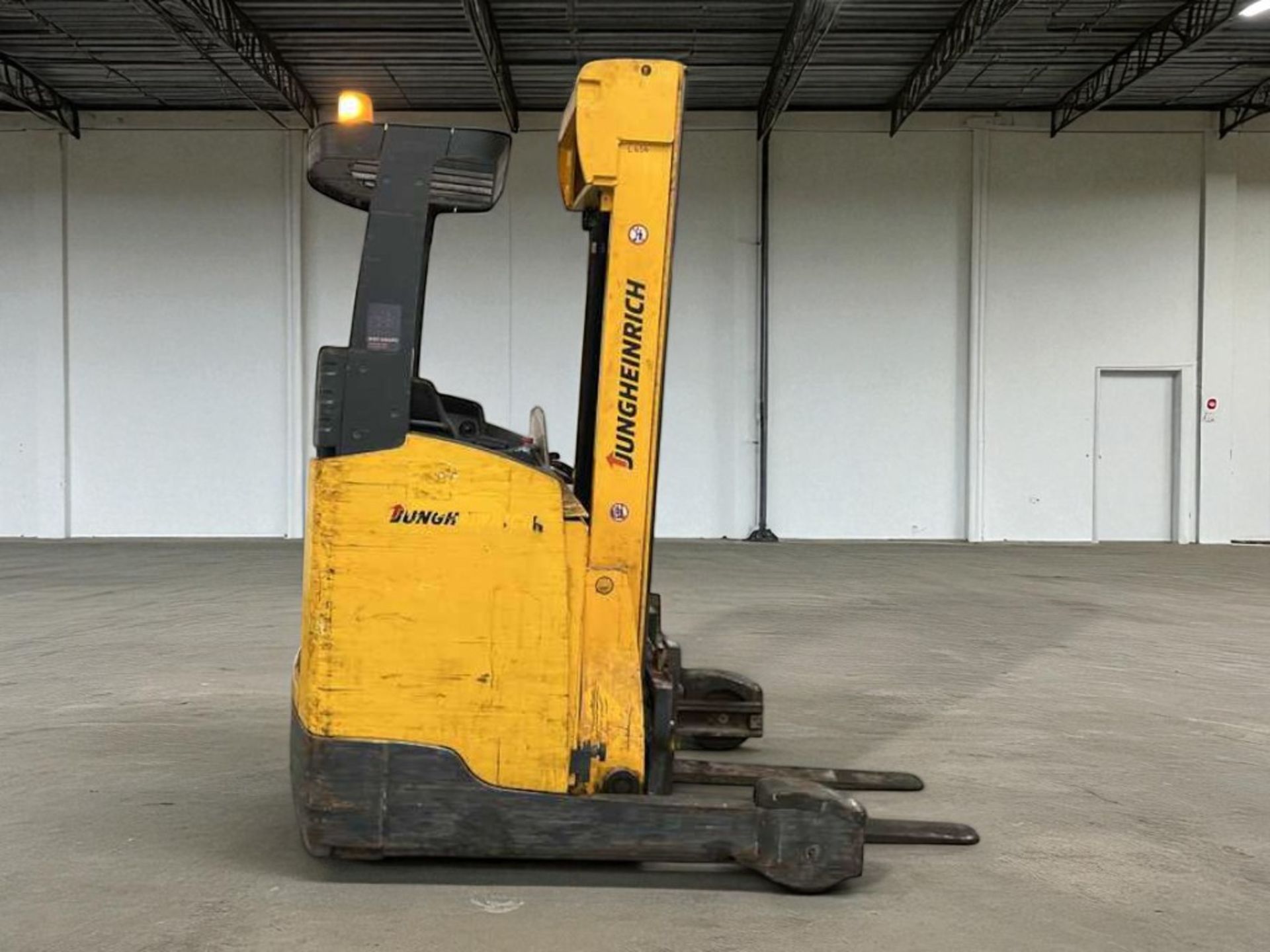 **(INCLUDES CHARGER)**JUNGHEINRICH ETV214 ELECTRIC REACH TRUCK - Image 5 of 6