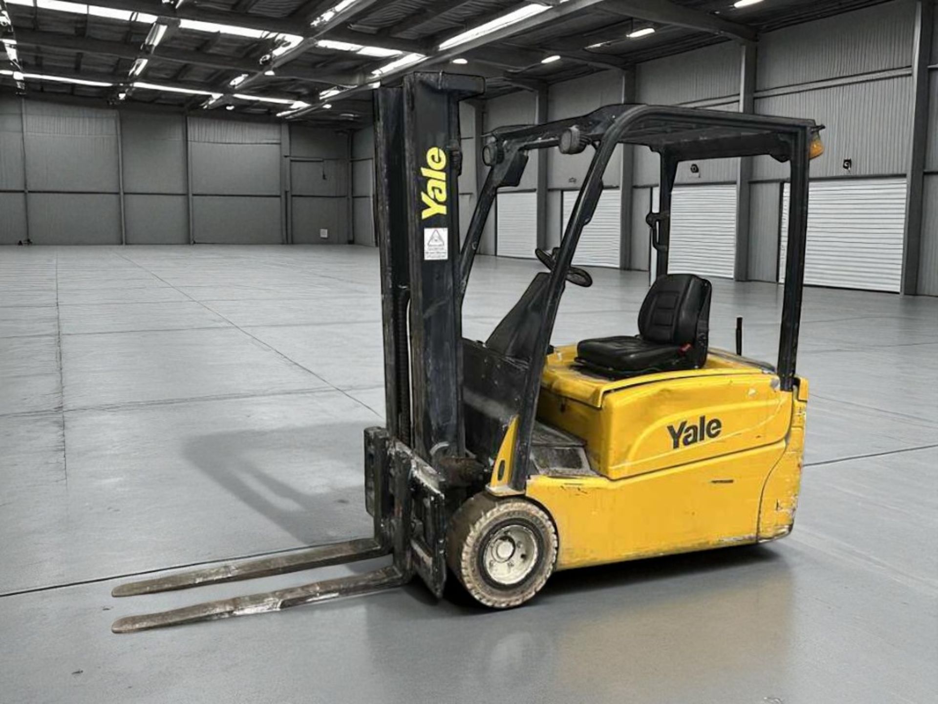 **(INCLUDES CHARGER)**2012 YALE ERP18VT ELECTRIC FORKLIFT – 1.8 TONNE – TRIPLEX MAST - Image 2 of 6