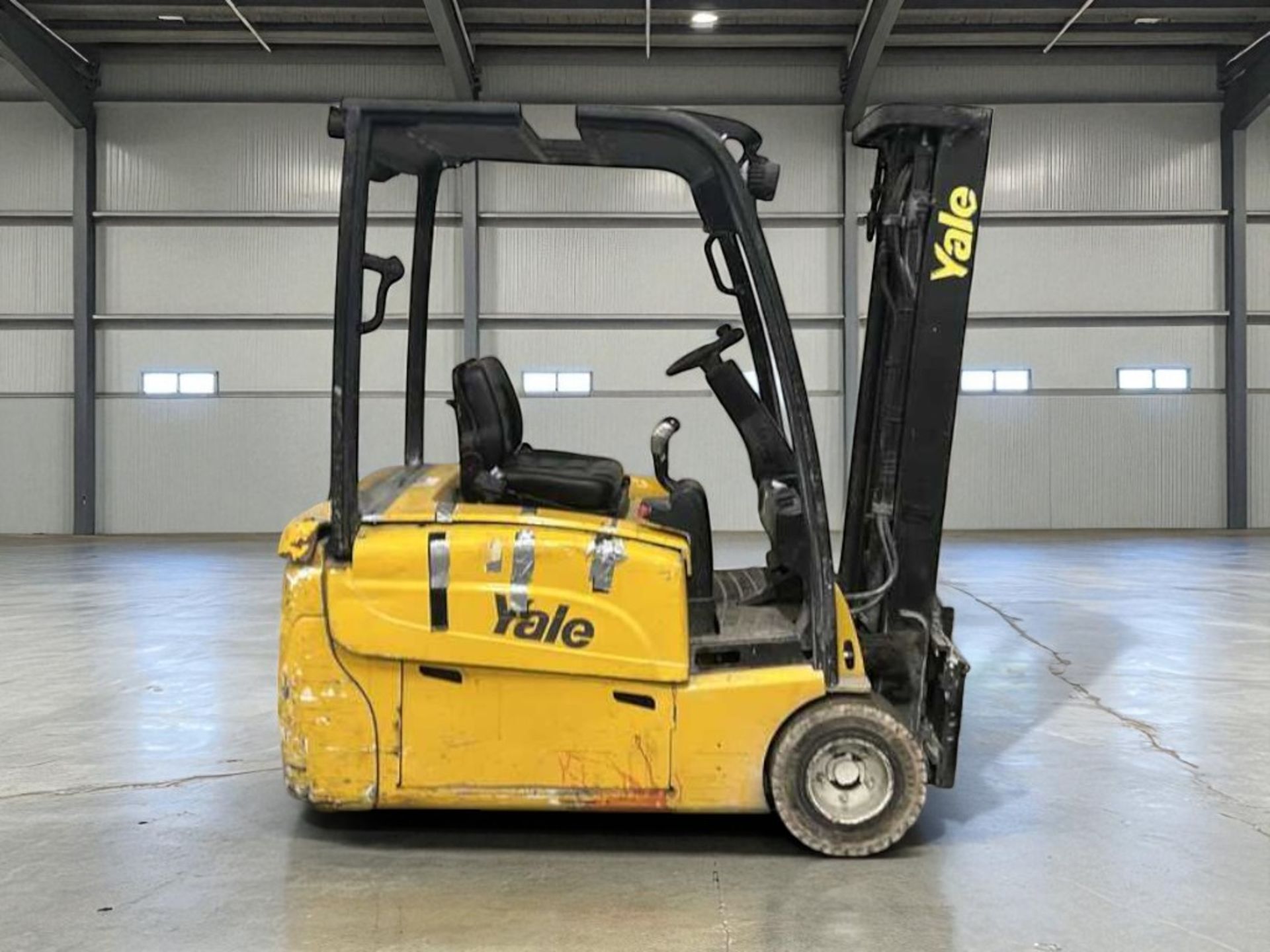 **(INCLUDES CHARGER)**2012 YALE ERP18VT ELECTRIC FORKLIFT – 1.8 TONNE – TRIPLEX MAST - Image 5 of 6