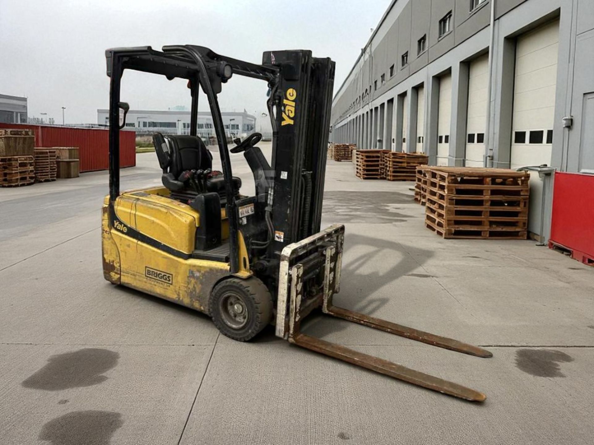 **(INCLUDES CHARGER)**2017 YALE ERP20VT ELECTRIC FORKLIFT – 2.0 TONNE – TRIPLEX MAST - Image 4 of 6