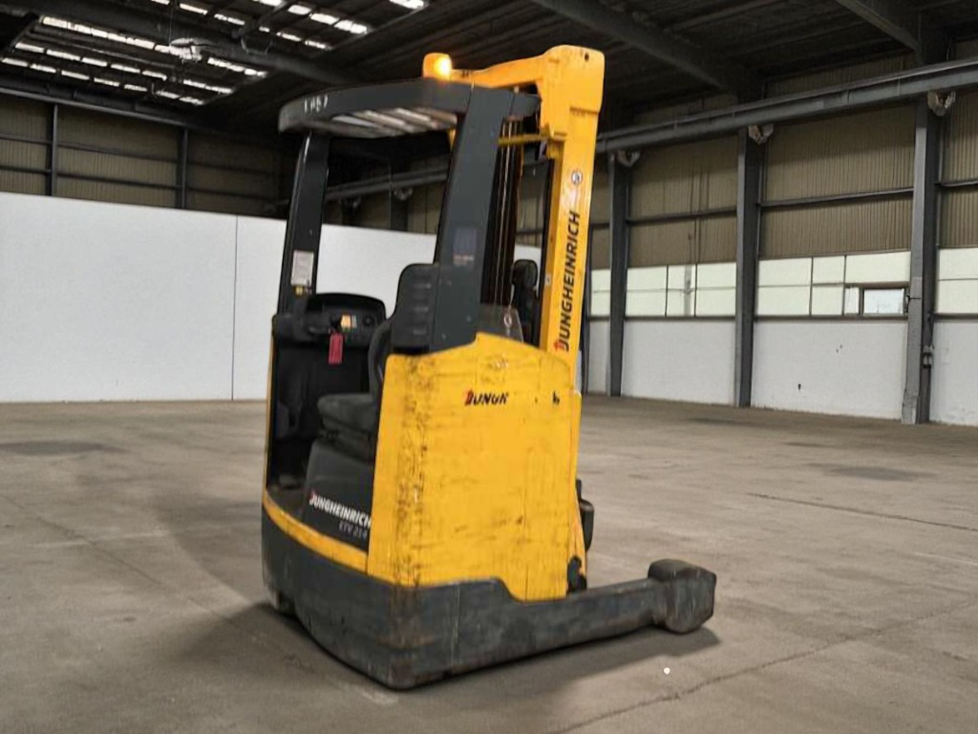 **(INCLUDES CHARGER)**JUNGHEINRICH ETV214 ELECTRIC REACH TRUCK - Image 6 of 6