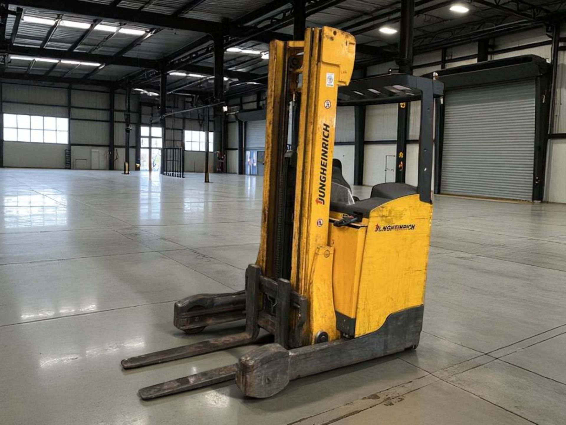 **(INCLUDES CHARGER)**JUNGHEINRICH ETV214 ELECTRIC REACH TRUCK - Image 2 of 6