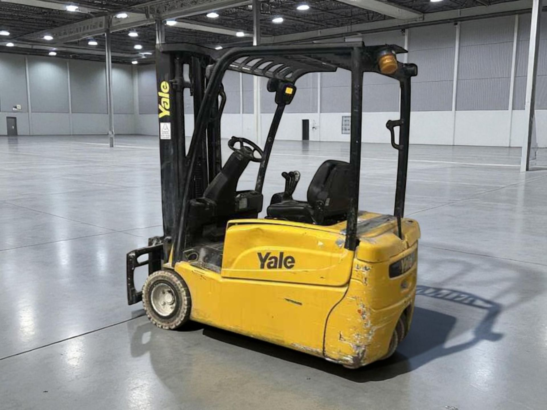 **(INCLUDES CHARGER)**2012 YALE ERP18VT ELECTRIC FORKLIFT – 1.8 TONNE – TRIPLEX MAST - Image 3 of 6