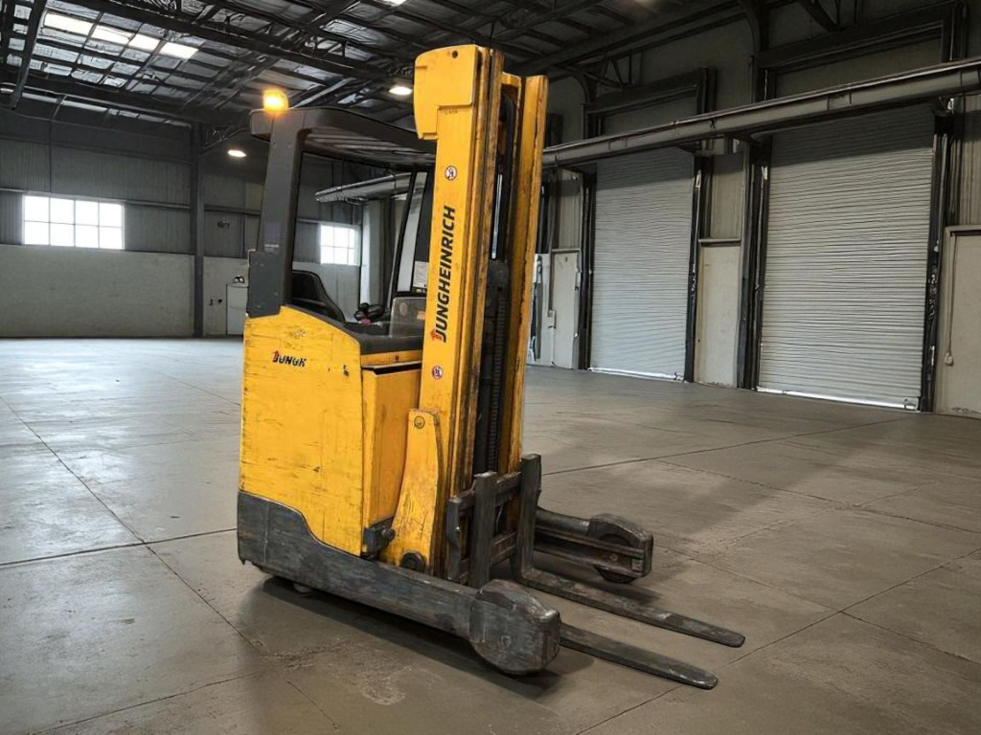 **(INCLUDES CHARGER)**JUNGHEINRICH ETV214 ELECTRIC REACH TRUCK - Image 4 of 6