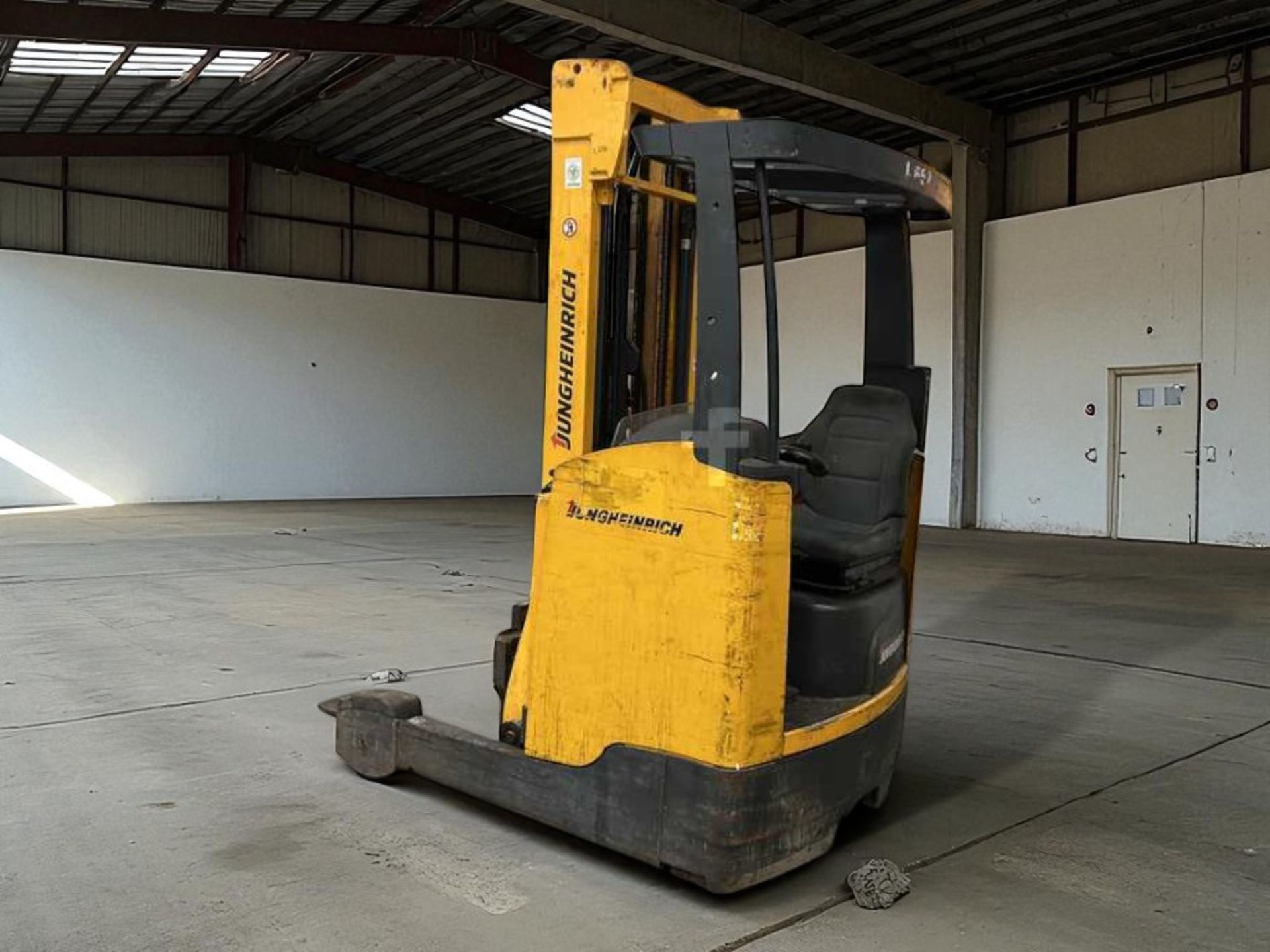 **(INCLUDES CHARGER)**JUNGHEINRICH ETV214 ELECTRIC REACH TRUCK - Image 3 of 6
