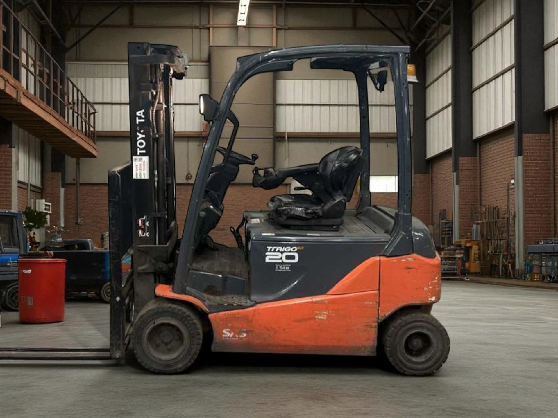 **(INCLUDES CHARGER)**2016 TOYOTA 8FBM20T ELECTRIC FORKLIFT – 2.0 TONNE – TRIPLEX MAST