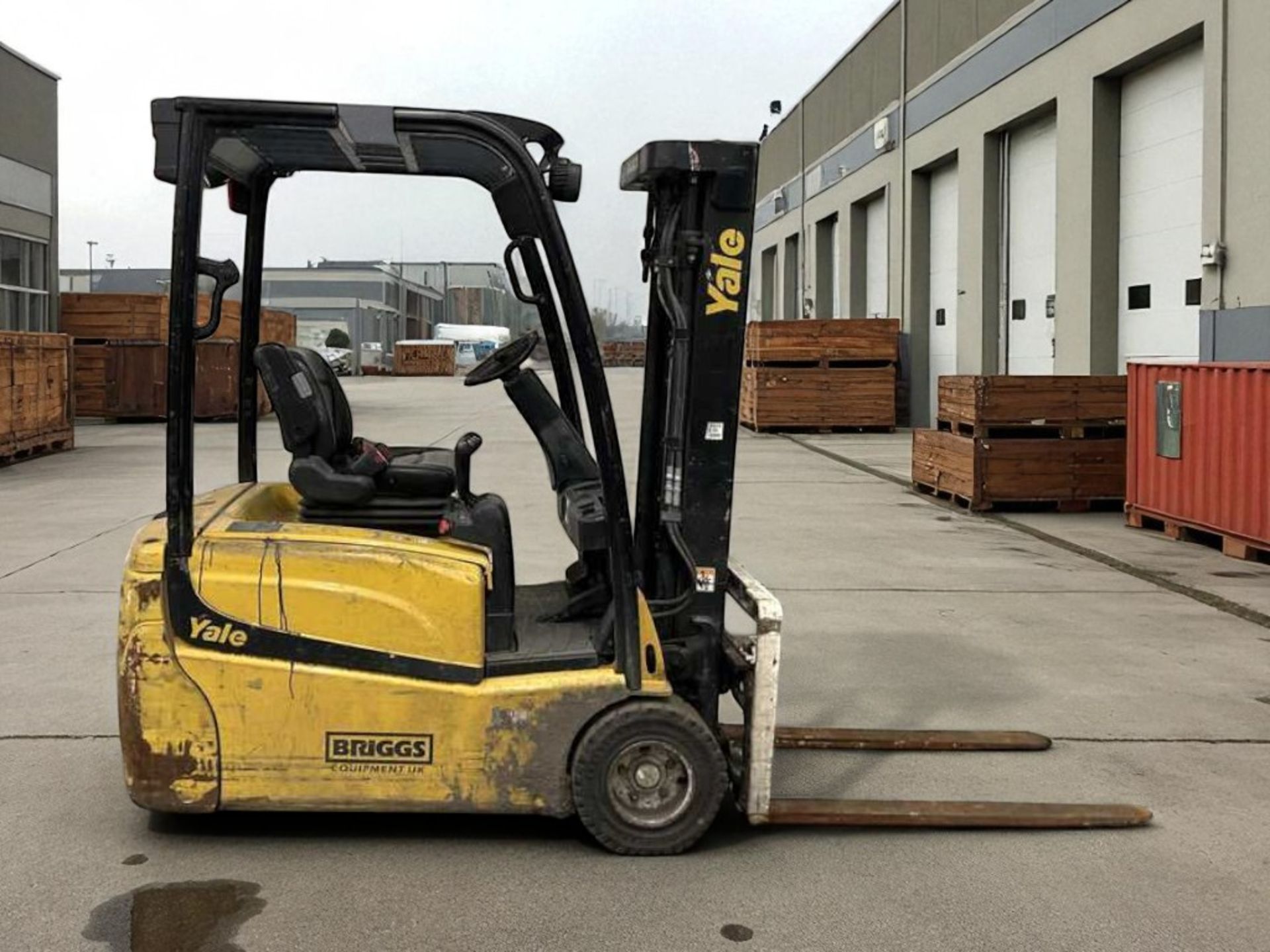 **(INCLUDES CHARGER)**2017 YALE ERP20VT ELECTRIC FORKLIFT – 2.0 TONNE – TRIPLEX MAST - Image 5 of 6