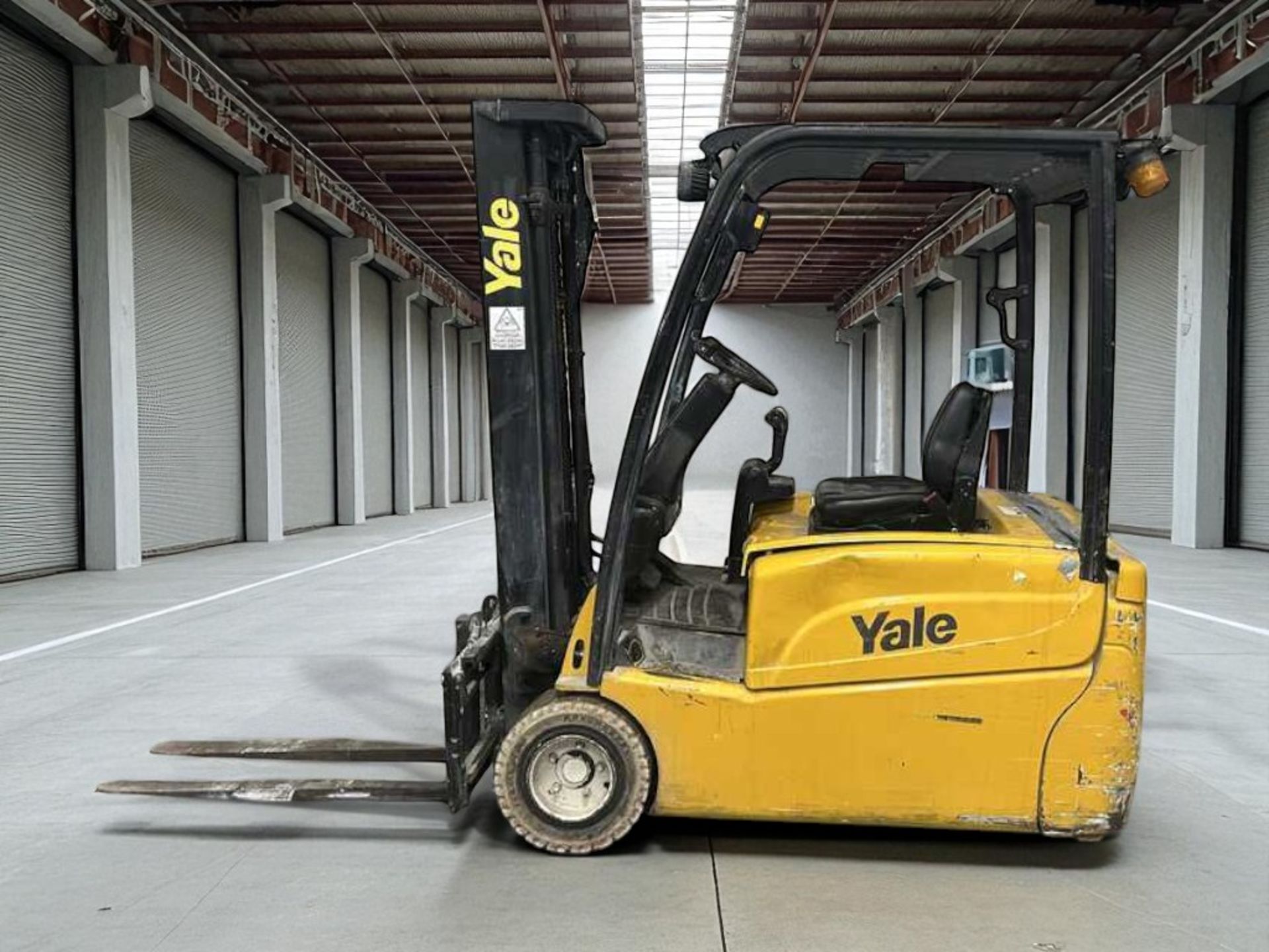 **(INCLUDES CHARGER)**2012 YALE ERP18VT ELECTRIC FORKLIFT – 1.8 TONNE – TRIPLEX MAST