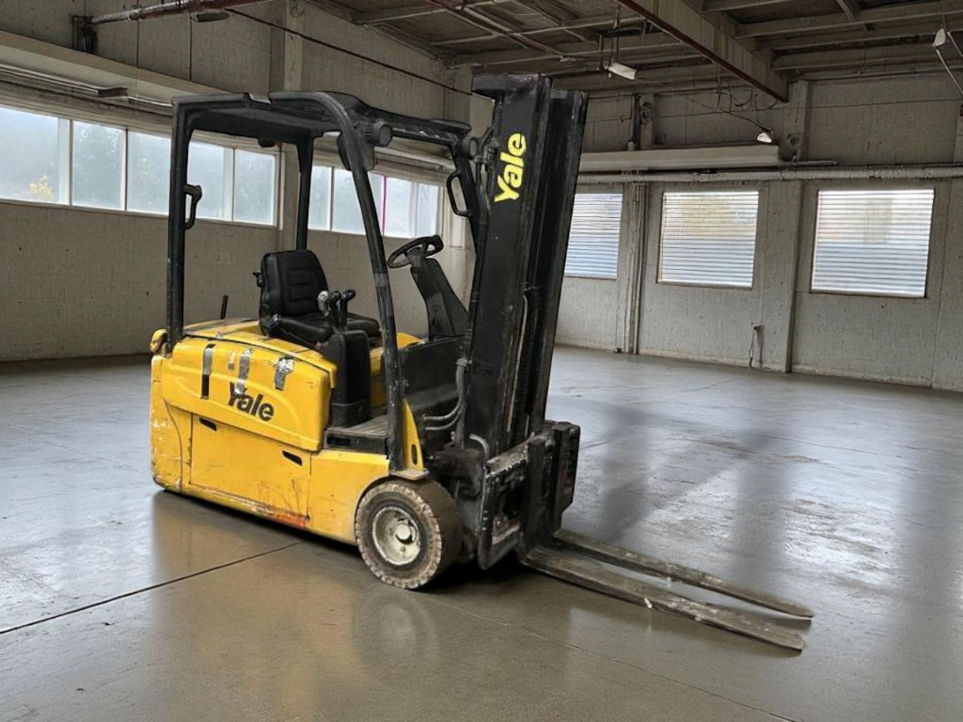 **(INCLUDES CHARGER)**2012 YALE ERP18VT ELECTRIC FORKLIFT – 1.8 TONNE – TRIPLEX MAST - Image 4 of 6
