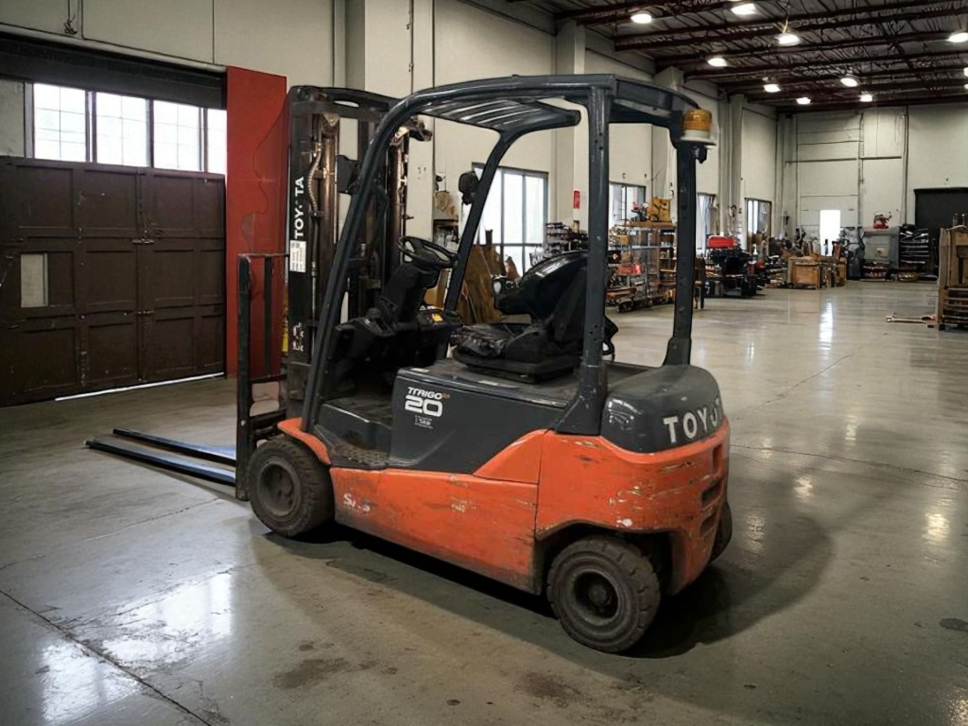 **(INCLUDES CHARGER)**2016 TOYOTA 8FBM20T ELECTRIC FORKLIFT – 2.0 TONNE – TRIPLEX MAST - Image 3 of 6