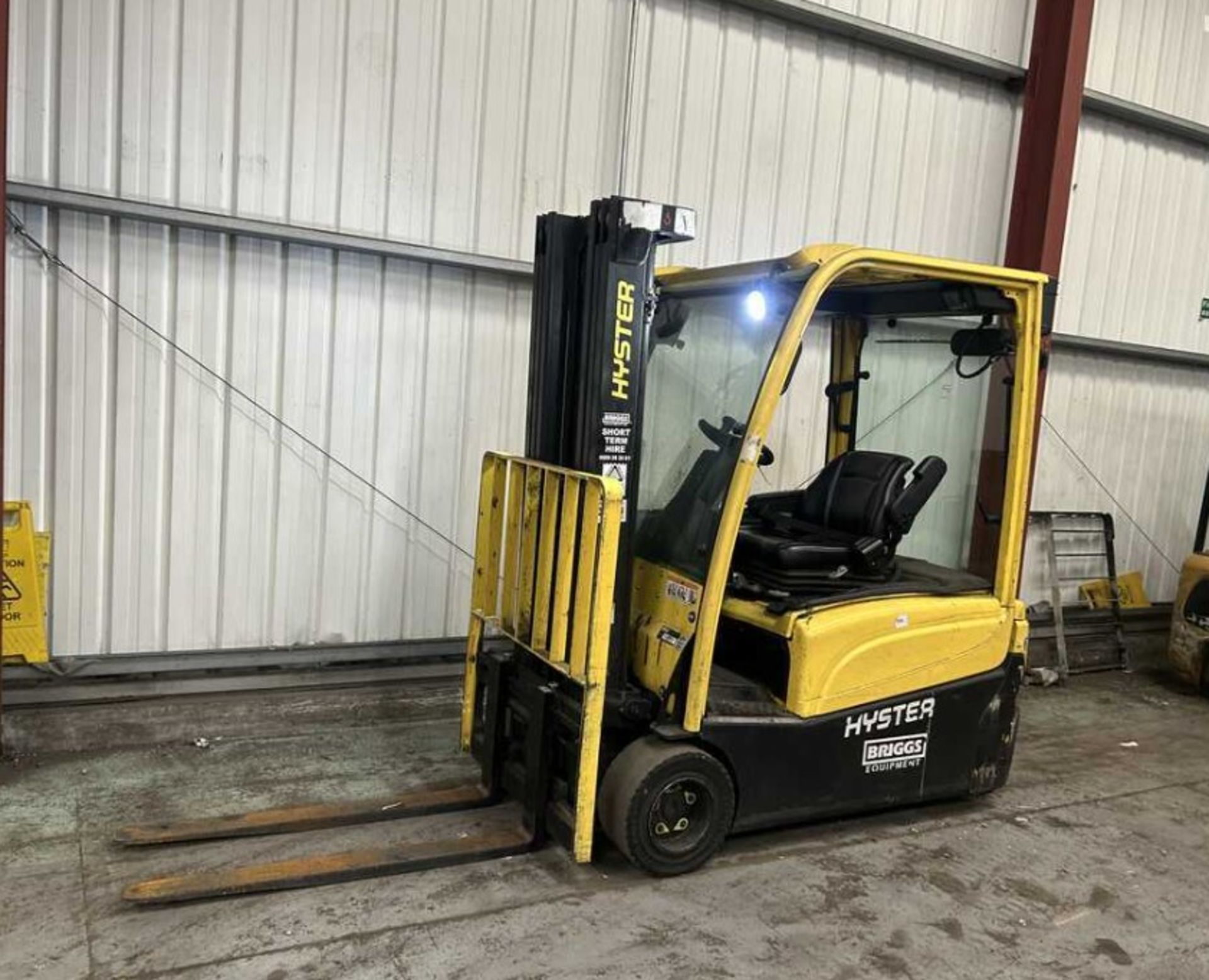 **(INCLUDES CHARGER)**2018 HYSTER J2.0XNT 3-WHEEL ELECTRIC FORKLIFT – 2,000KG CAPACITY, 4,000 HRS - Image 3 of 6