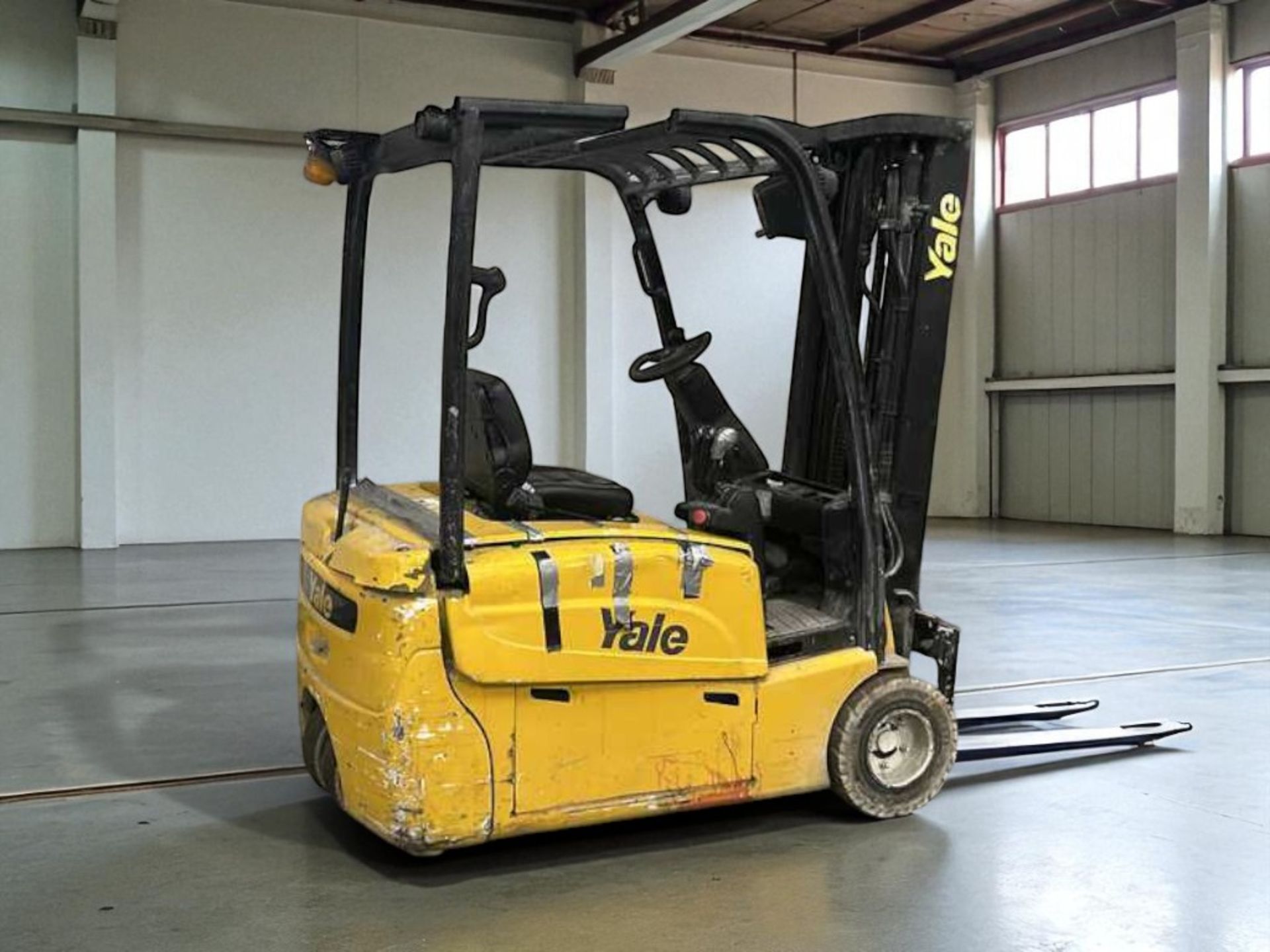 **(INCLUDES CHARGER)**2012 YALE ERP18VT ELECTRIC FORKLIFT – 1.8 TONNE – TRIPLEX MAST - Image 6 of 6