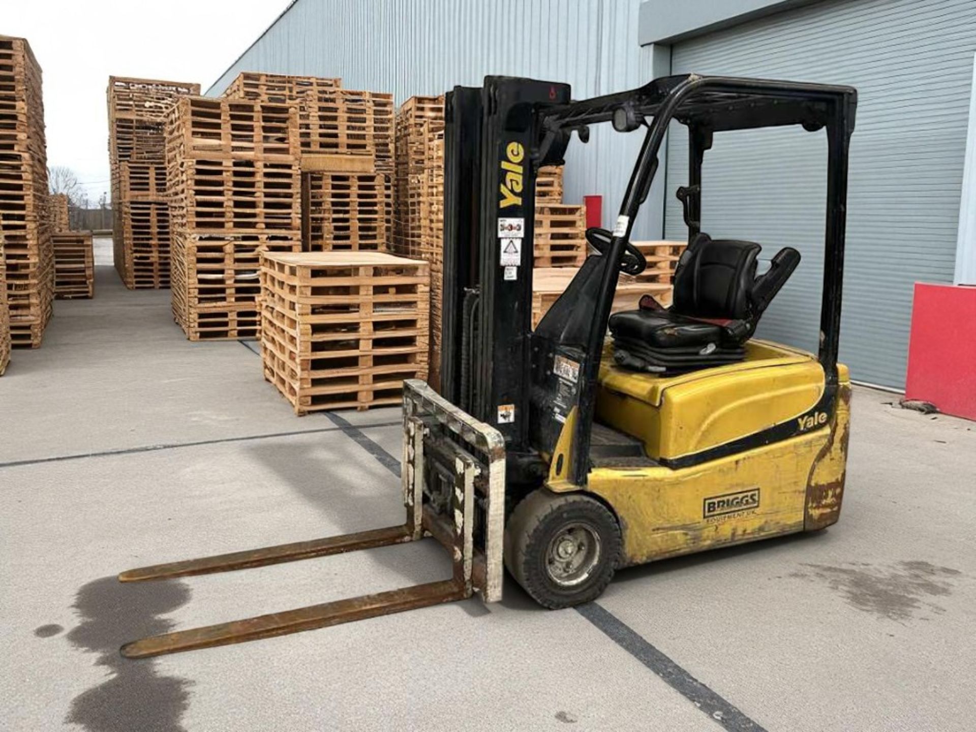 **(INCLUDES CHARGER)**2017 YALE ERP20VT ELECTRIC FORKLIFT – 2.0 TONNE – TRIPLEX MAST - Image 2 of 6