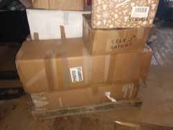 APPEARS NEW PALLET HAS 8 DIFFERENT CHRISTMAS TREES 7FT 6FT ALSO LOTS OF BLANKETS OODIES