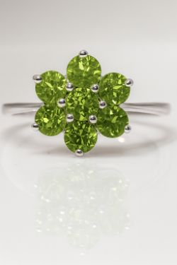 PRELOVED 9CT WHITE GOLD PERIDOT CLUSTER RING SIZE M