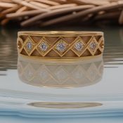 CLOGAU WELSH 18CT GOLD 0.15CT DIAMOND WEDDING BAND+ GIFT BOX + VALUATION CERTIFICATE OF £2295