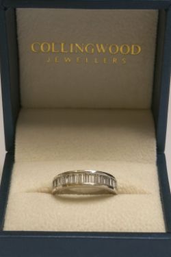 1.CT BAGUETTE DIAMOND WEDDING BAND/DRESS RING. 18CT WHITE GOLD + GIFT BOX + VALUATION CERT OF £3450