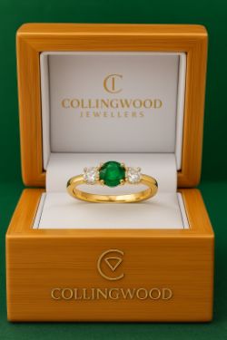 0.40CT DIAMOND & 0.20CT EMMERALD THREE STONE RING/YELLOW GOLD + GIFT BOX + VALUATION CERT OF £2500