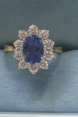 PRELOVED 18CT YELLOW GOLD DIAMOND & SAPPHIRE CLUSTER RING SIZE K 1/2