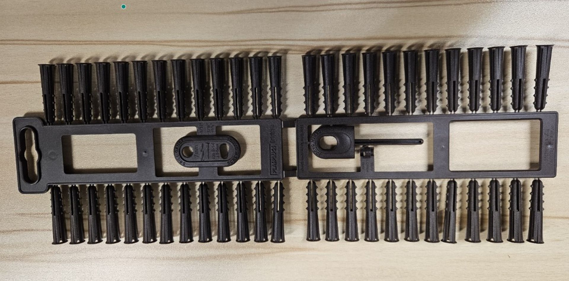 4 BOXES OF PLASPLUGS HEAVY DUTY SOLID WALL FIXING DARK BROWN 50 PLUGS PER STRIP (NO PACKAGING)