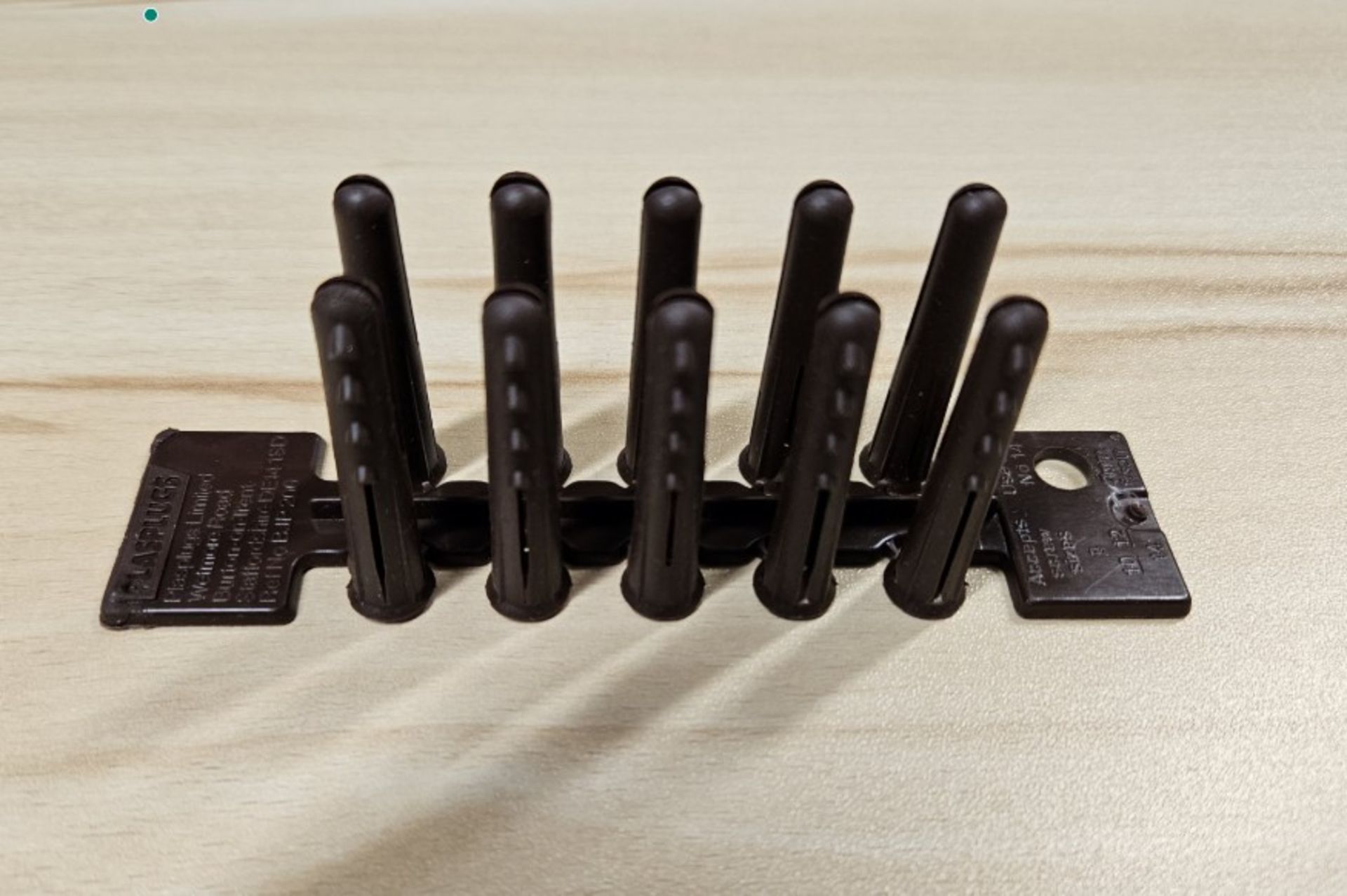 10 BOXES OF PLASPLUGS HEAVY DUTY SOLID WALL FIXING DARK BROWN 10 PLUGS PER STRIP (NO PACKAGING)