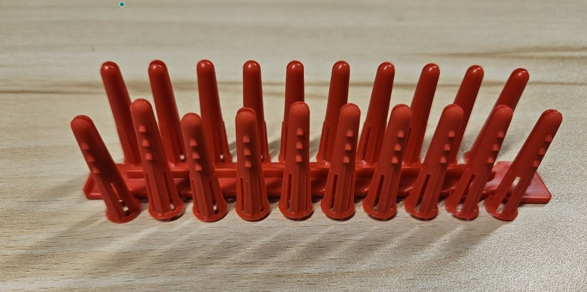 4 BOXES OF PLASPLUGS GENERAL PURPOSE CONCRETE AND BRICK FIXING RED 20 PLUGS PER STRIP